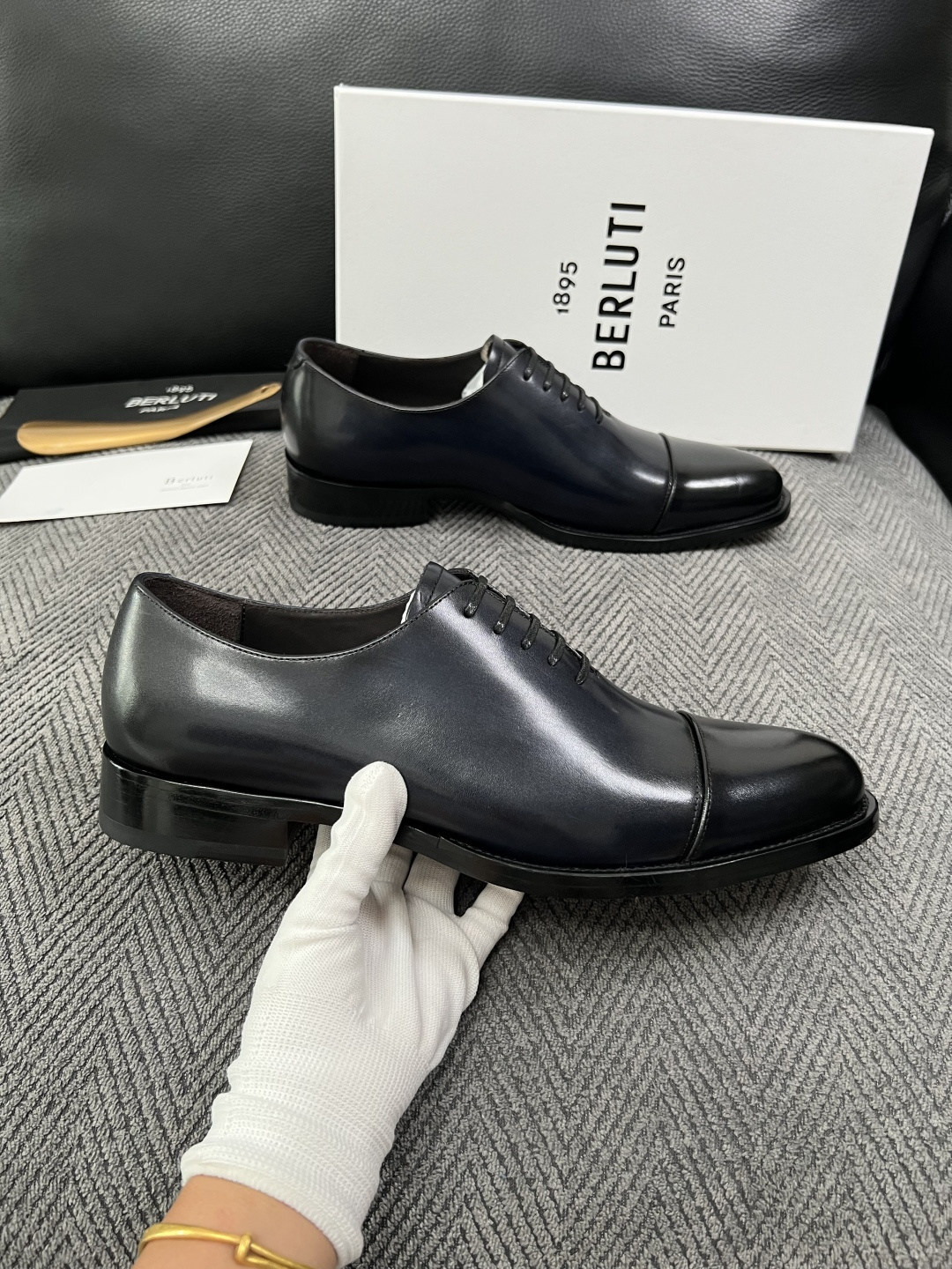 Berluti  高品质  顶级工艺品  布鲁提 专柜同步发售原厂配置，意大利进口牛皮面料，全进口水染牛皮里垫，鞋底：原