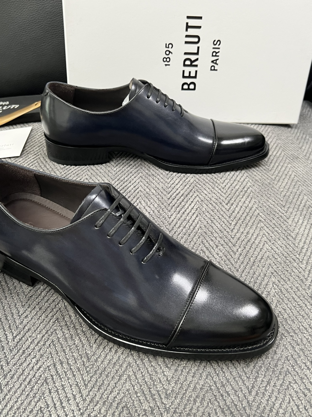 Berluti  高品质  顶级工艺品  布鲁提 专柜同步发售原厂配置，意大利进口牛皮面料，全进口水染牛皮里垫，鞋底：原