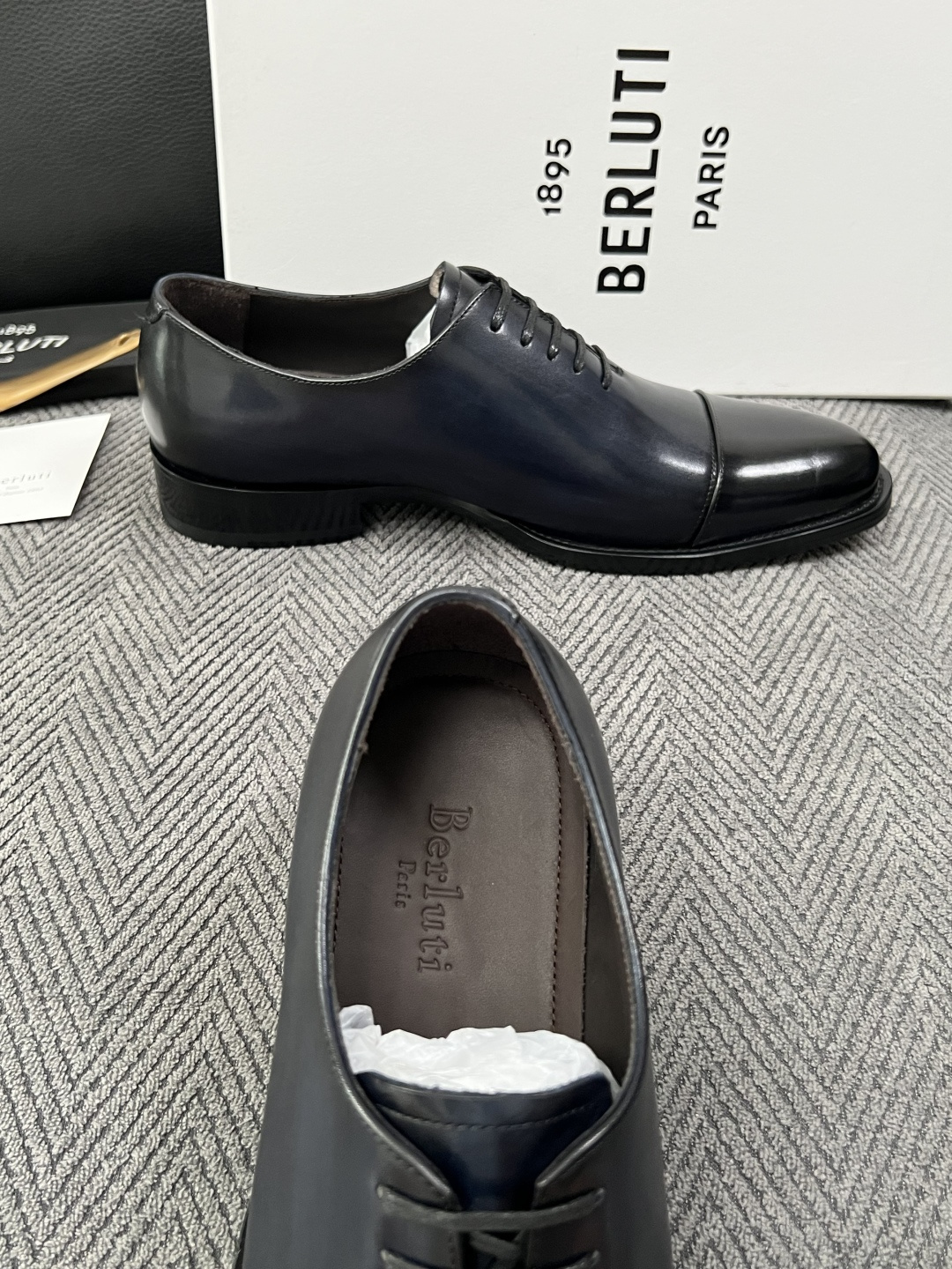 Berluti  高品质  顶级工艺品  布鲁提 专柜同步发售原厂配置，意大利进口牛皮面料，全进口水染牛皮里垫，鞋底：原