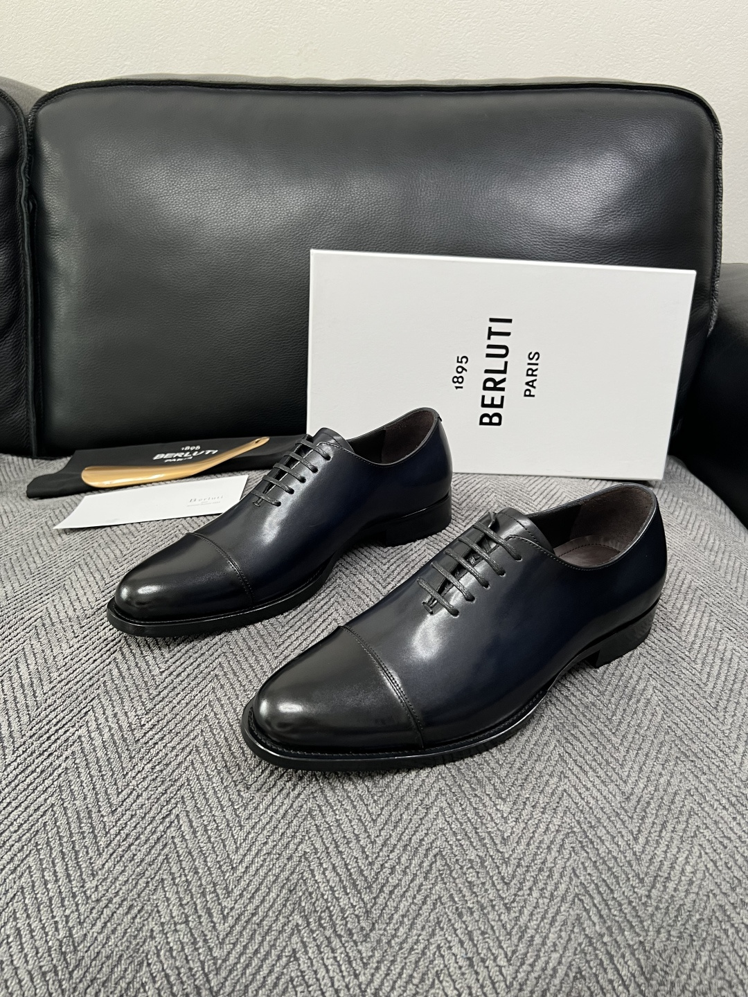 Berluti  高品质  顶级工艺品  布鲁提 专柜同步发售原厂配置，意大利进口牛皮面料，全进口水染牛皮里垫，鞋底：原