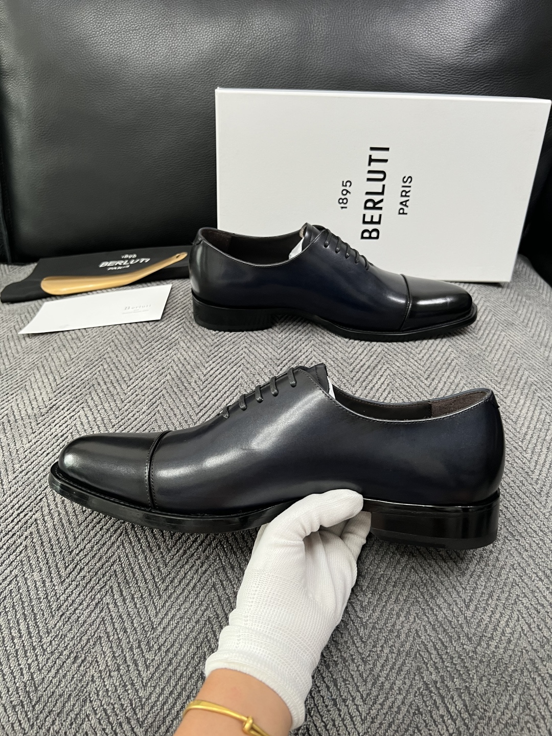 Berluti  高品质  顶级工艺品  布鲁提 专柜同步发售原厂配置，意大利进口牛皮面料，全进口水染牛皮里垫，鞋底：原