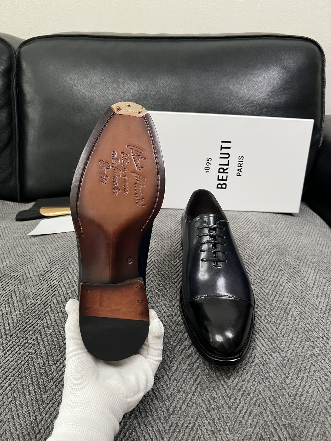 Berluti  高品质  顶级工艺品  布鲁提 专柜同步发售原厂配置，意大利进口牛皮面料，全进口水染牛皮里垫，鞋底：原