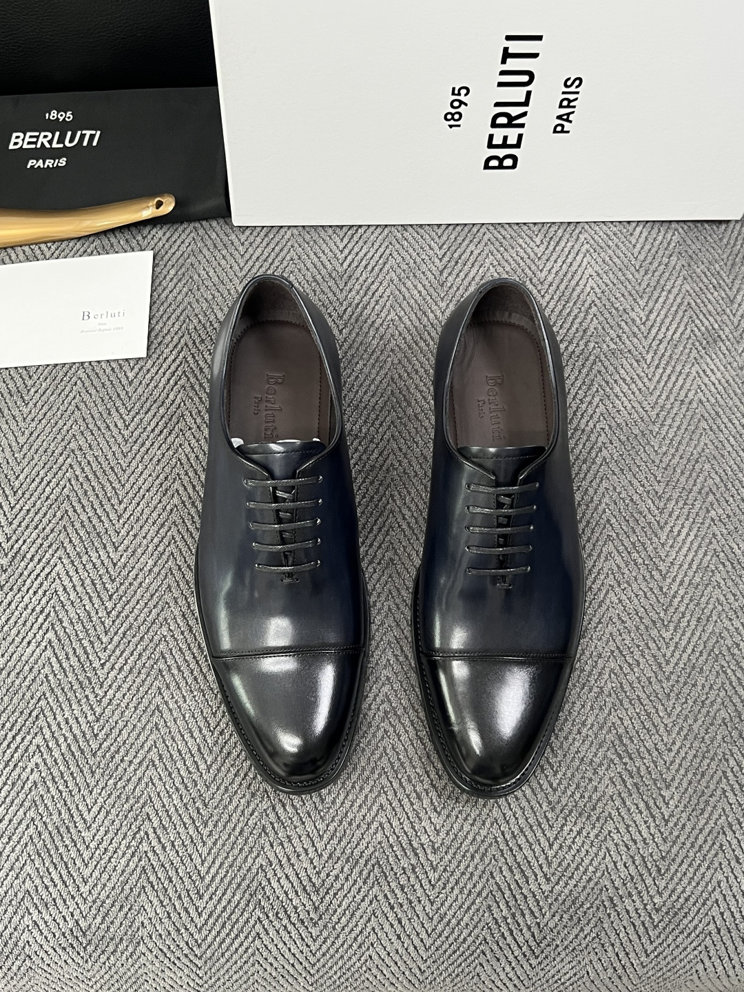 Berluti  高品质  顶级工艺品  布鲁提 专柜同步发售原厂配置，意大利进口牛皮面料，全进口水染牛皮里垫，鞋底：原