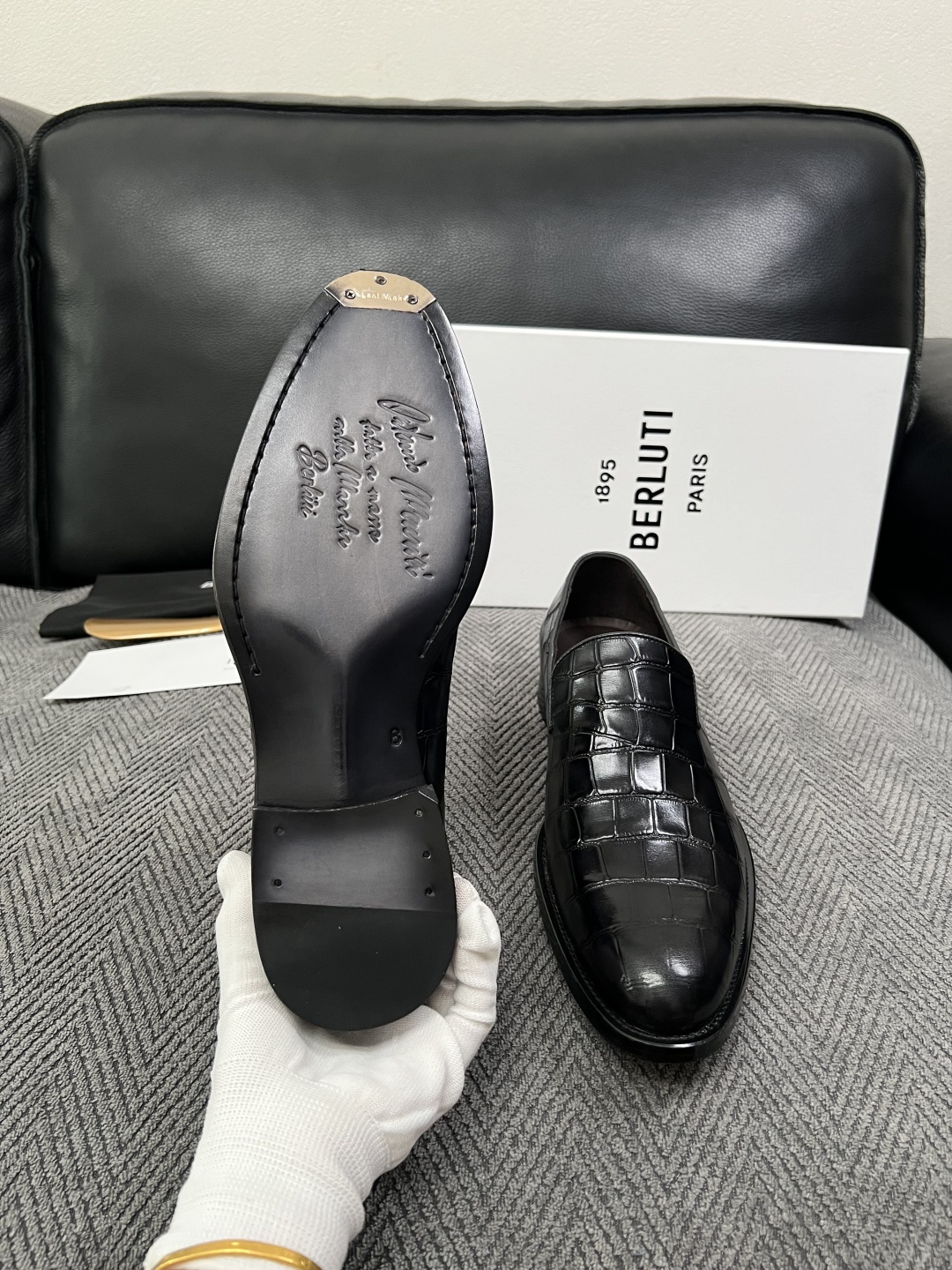 Berluti  高品质  顶级工艺品  布鲁提 专柜同步发售原厂配置，意大利进口牛皮面料，全进口水染牛皮里垫，鞋底：原