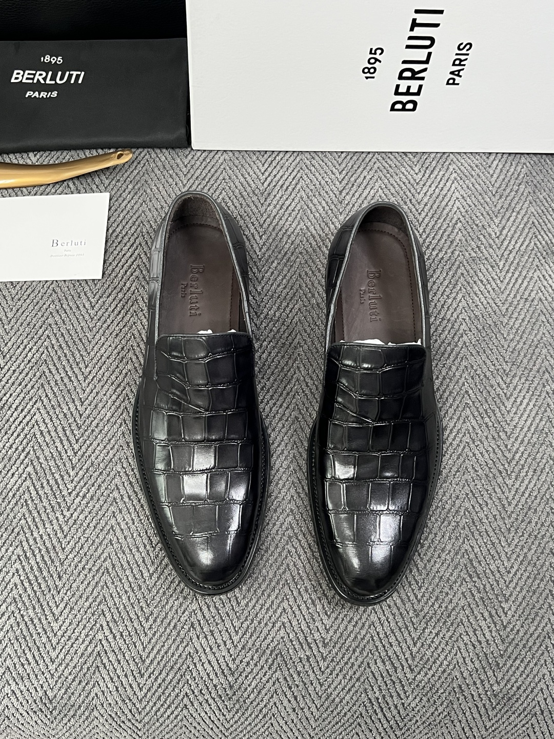 Berluti  高品质  顶级工艺品  布鲁提 专柜同步发售原厂配置，意大利进口牛皮面料，全进口水染牛皮里垫，鞋底：原