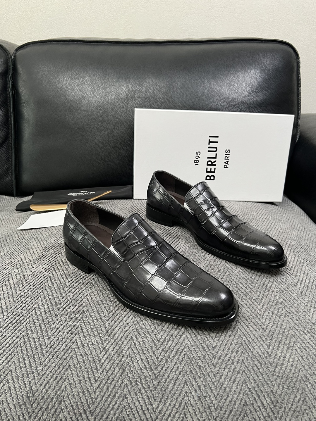Berluti 高品质 顶级工艺品 布鲁提 专柜同步发售原厂配置,意大利进口牛皮面料,全进口水染牛皮里垫,鞋底:原 Berluti 高品质 顶级工艺品 布鲁提 专柜同步发售原厂配置,意大利进口牛皮面料,全进口水染牛皮里垫,鞋底:原