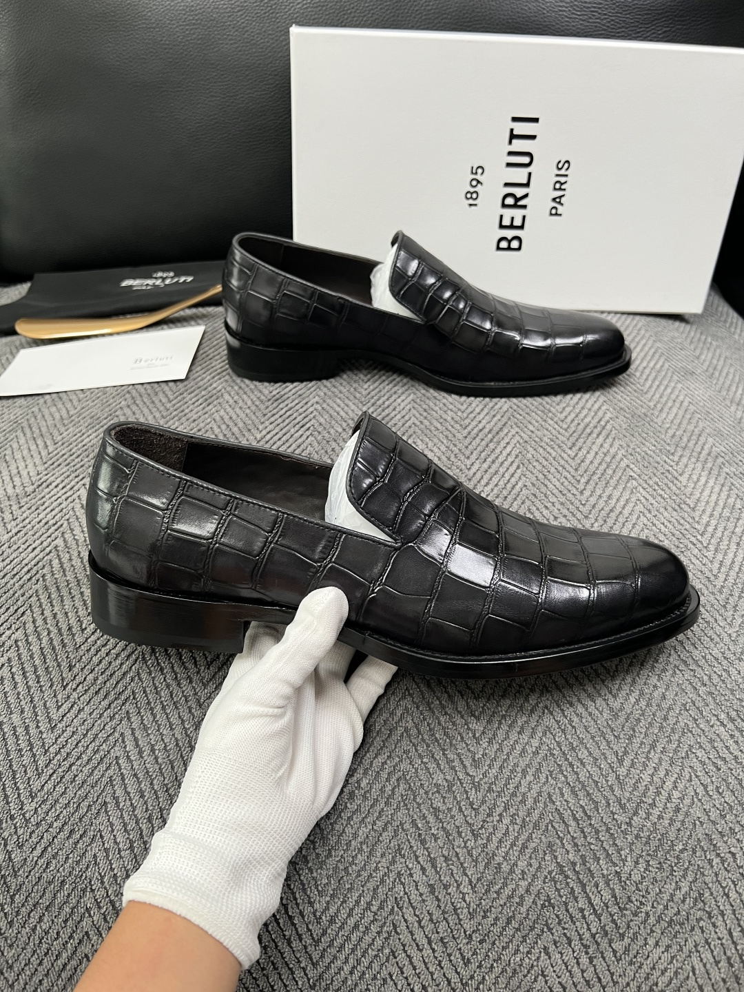 Berluti  高品质  顶级工艺品  布鲁提 专柜同步发售原厂配置，意大利进口牛皮面料，全进口水染牛皮里垫，鞋底：原