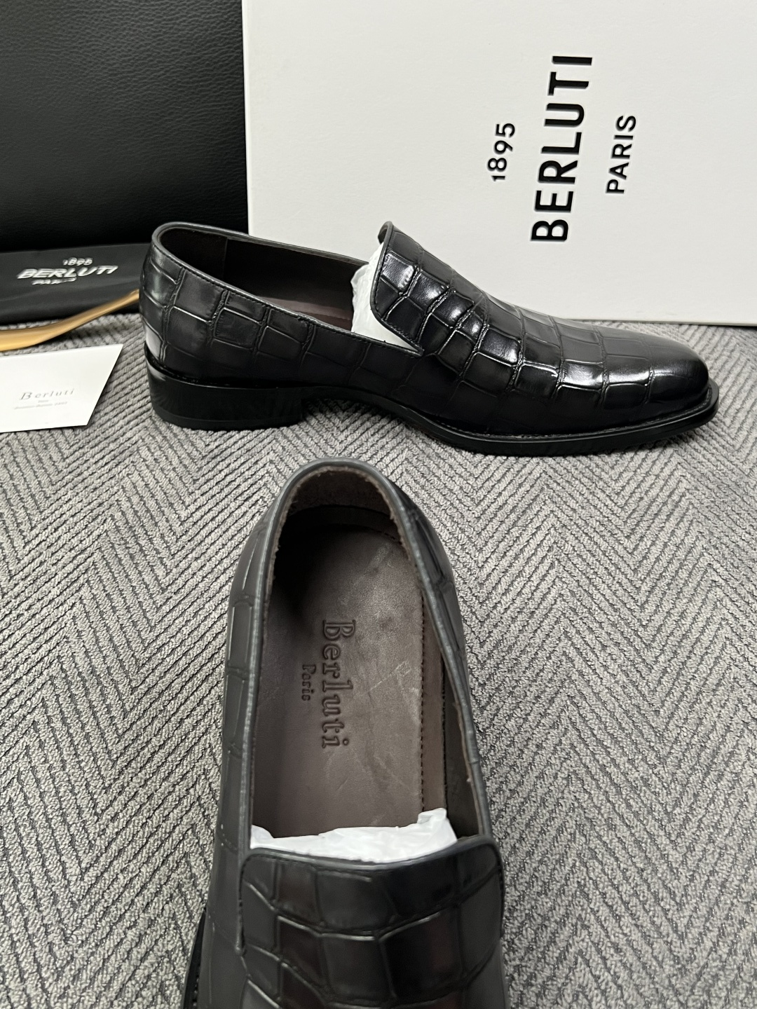 Berluti  高品质  顶级工艺品  布鲁提 专柜同步发售原厂配置，意大利进口牛皮面料，全进口水染牛皮里垫，鞋底：原