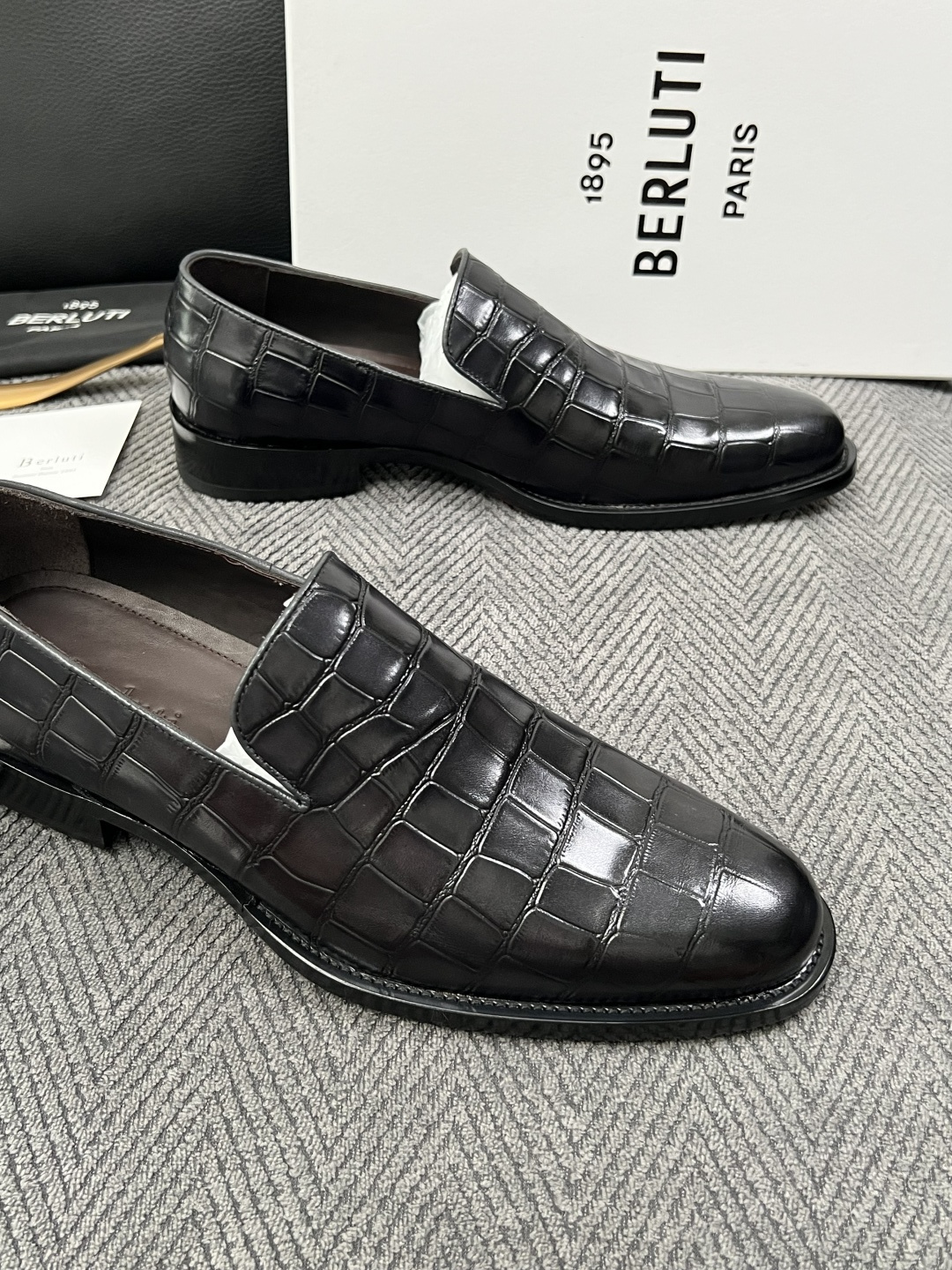 Berluti  高品质  顶级工艺品  布鲁提 专柜同步发售原厂配置，意大利进口牛皮面料，全进口水染牛皮里垫，鞋底：原