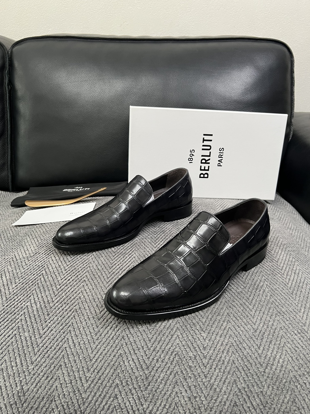 Berluti  高品质  顶级工艺品  布鲁提 专柜同步发售原厂配置，意大利进口牛皮面料，全进口水染牛皮里垫，鞋底：原