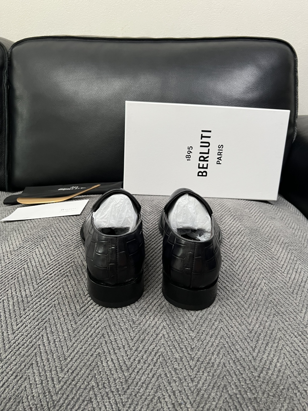 Berluti  高品质  顶级工艺品  布鲁提 专柜同步发售原厂配置，意大利进口牛皮面料，全进口水染牛皮里垫，鞋底：原