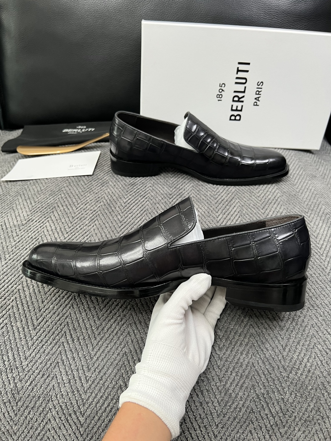 Berluti  高品质  顶级工艺品  布鲁提 专柜同步发售原厂配置，意大利进口牛皮面料，全进口水染牛皮里垫，鞋底：原
