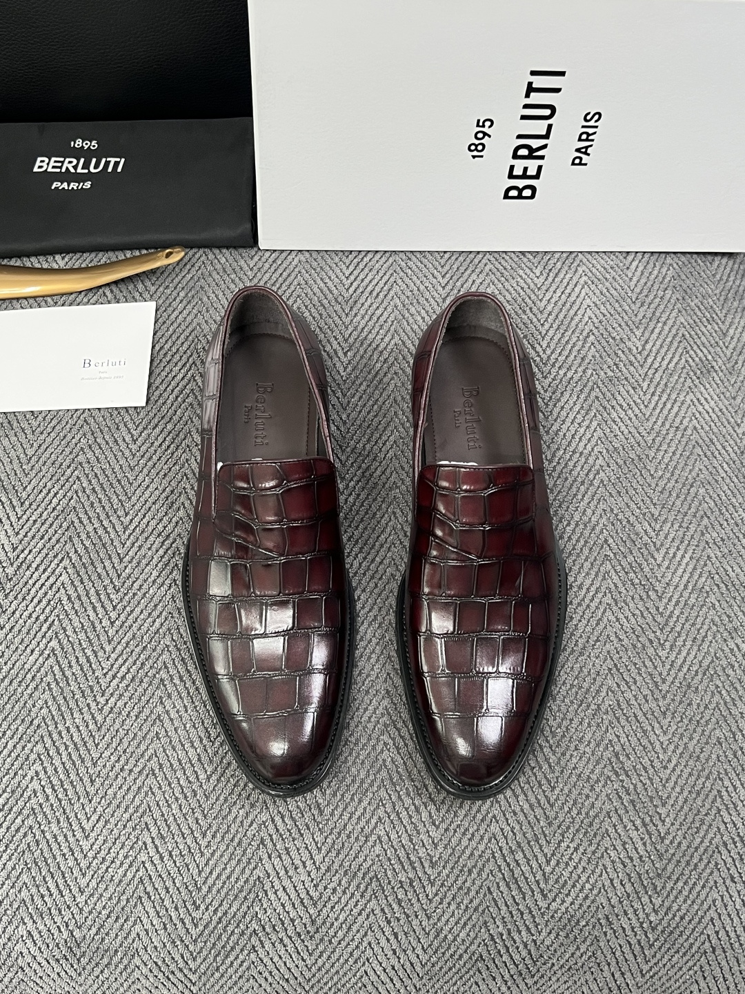 Berluti  高品质  顶级工艺品  布鲁提 专柜同步发售原厂配置，意大利进口牛皮面料，全进口水染牛皮里垫，鞋底：原