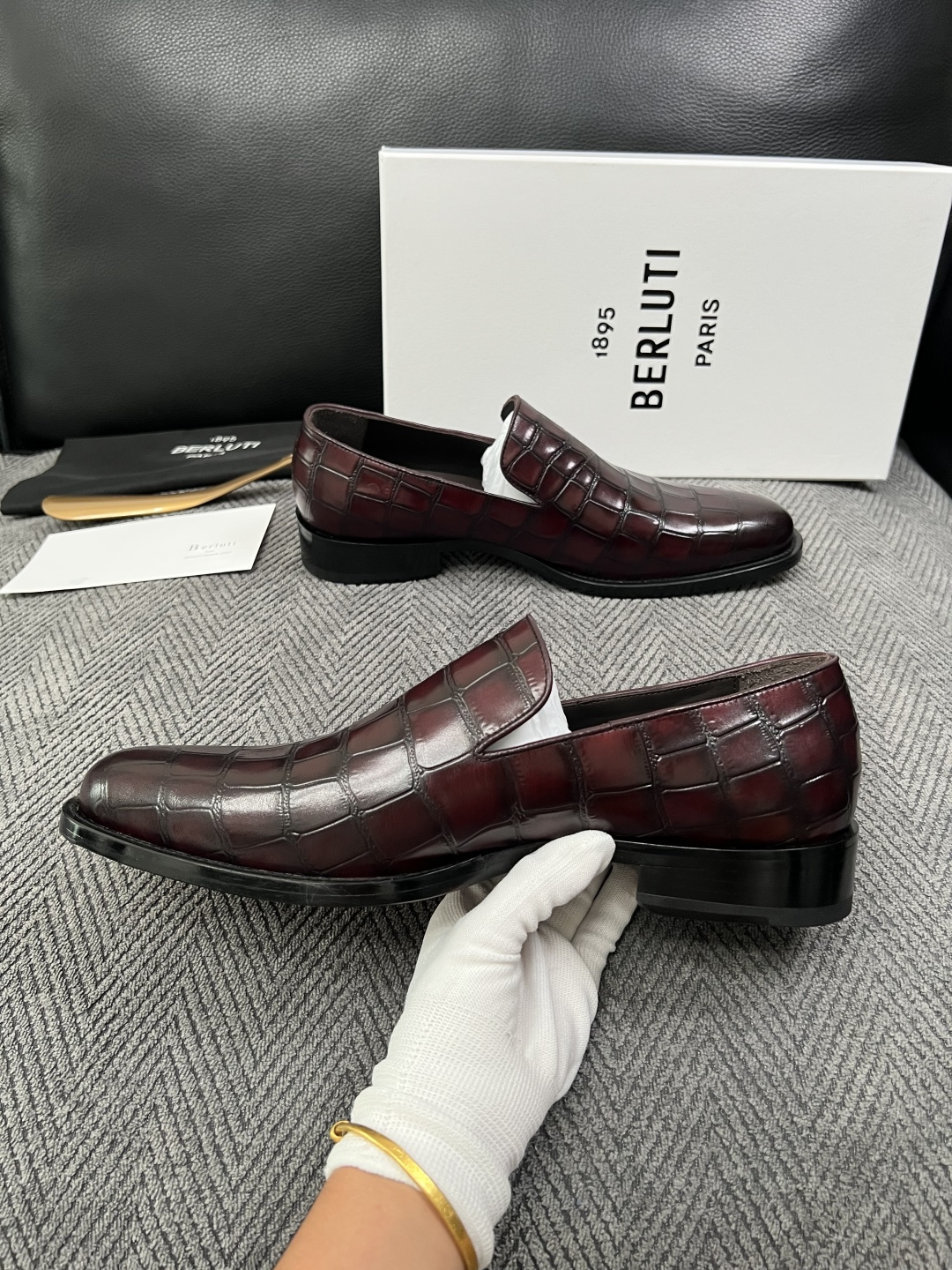 Berluti  高品质  顶级工艺品  布鲁提 专柜同步发售原厂配置，意大利进口牛皮面料，全进口水染牛皮里垫，鞋底：原