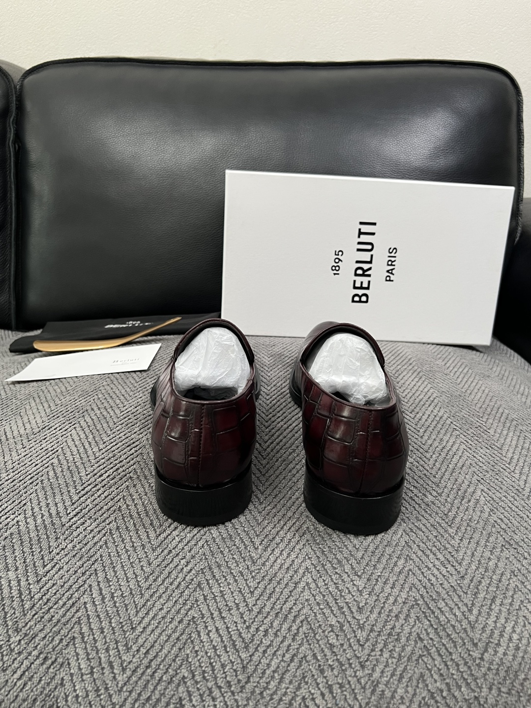 Berluti  高品质  顶级工艺品  布鲁提 专柜同步发售原厂配置，意大利进口牛皮面料，全进口水染牛皮里垫，鞋底：原