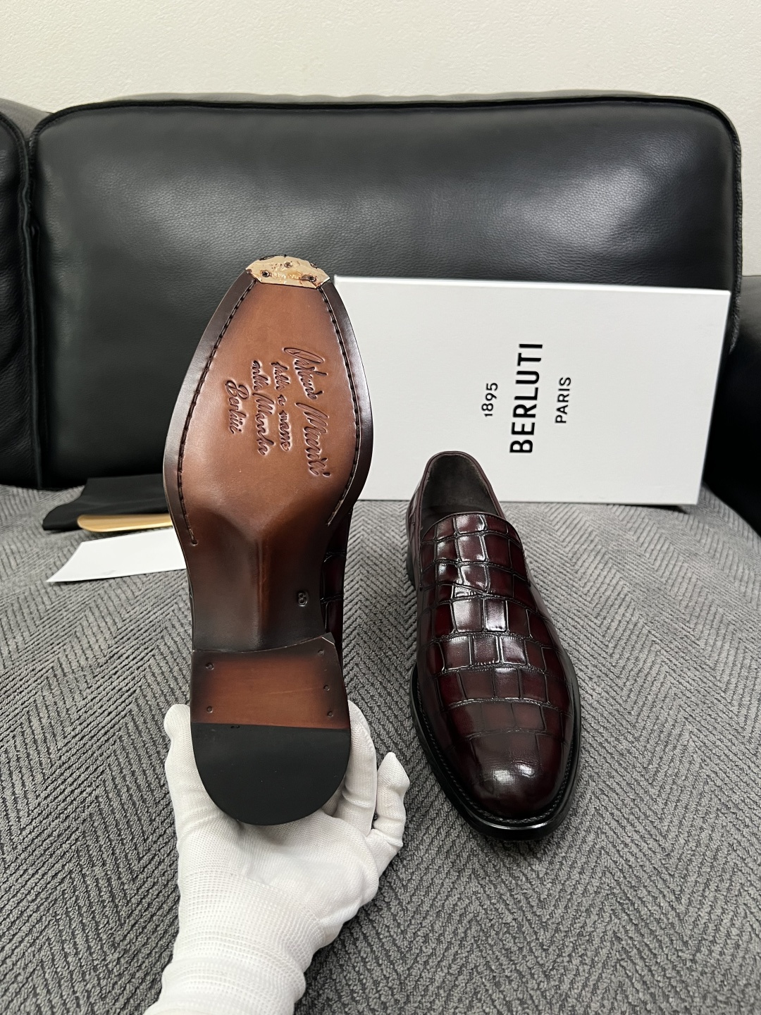 Berluti  高品质  顶级工艺品  布鲁提 专柜同步发售原厂配置，意大利进口牛皮面料，全进口水染牛皮里垫，鞋底：原