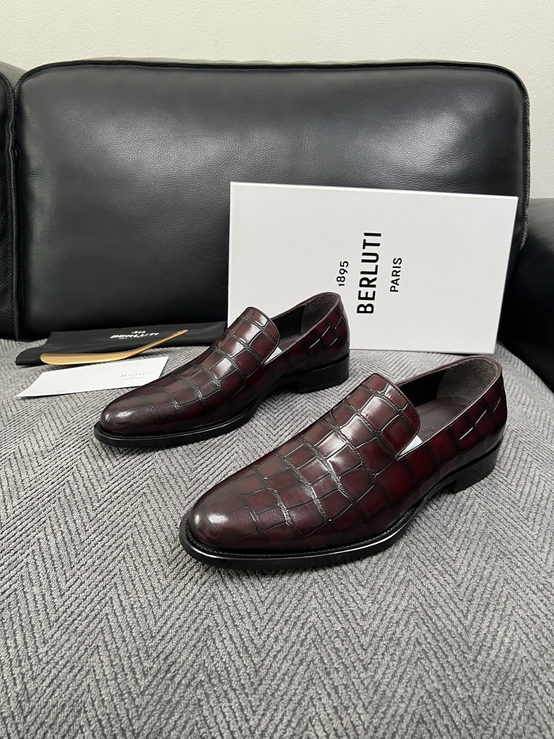 Berluti  高品质  顶级工艺品  布鲁提 专柜同步发售原厂配置，意大利进口牛皮面料，全进口水染牛皮里垫，鞋底：原