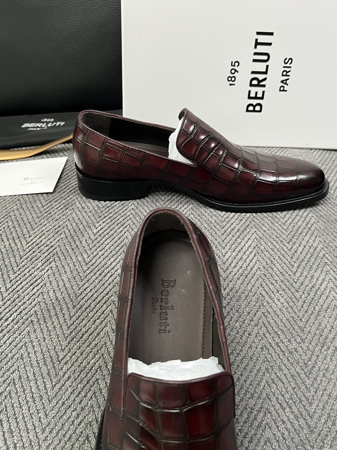 Berluti  高品质  顶级工艺品  布鲁提 专柜同步发售原厂配置，意大利进口牛皮面料，全进口水染牛皮里垫，鞋底：原