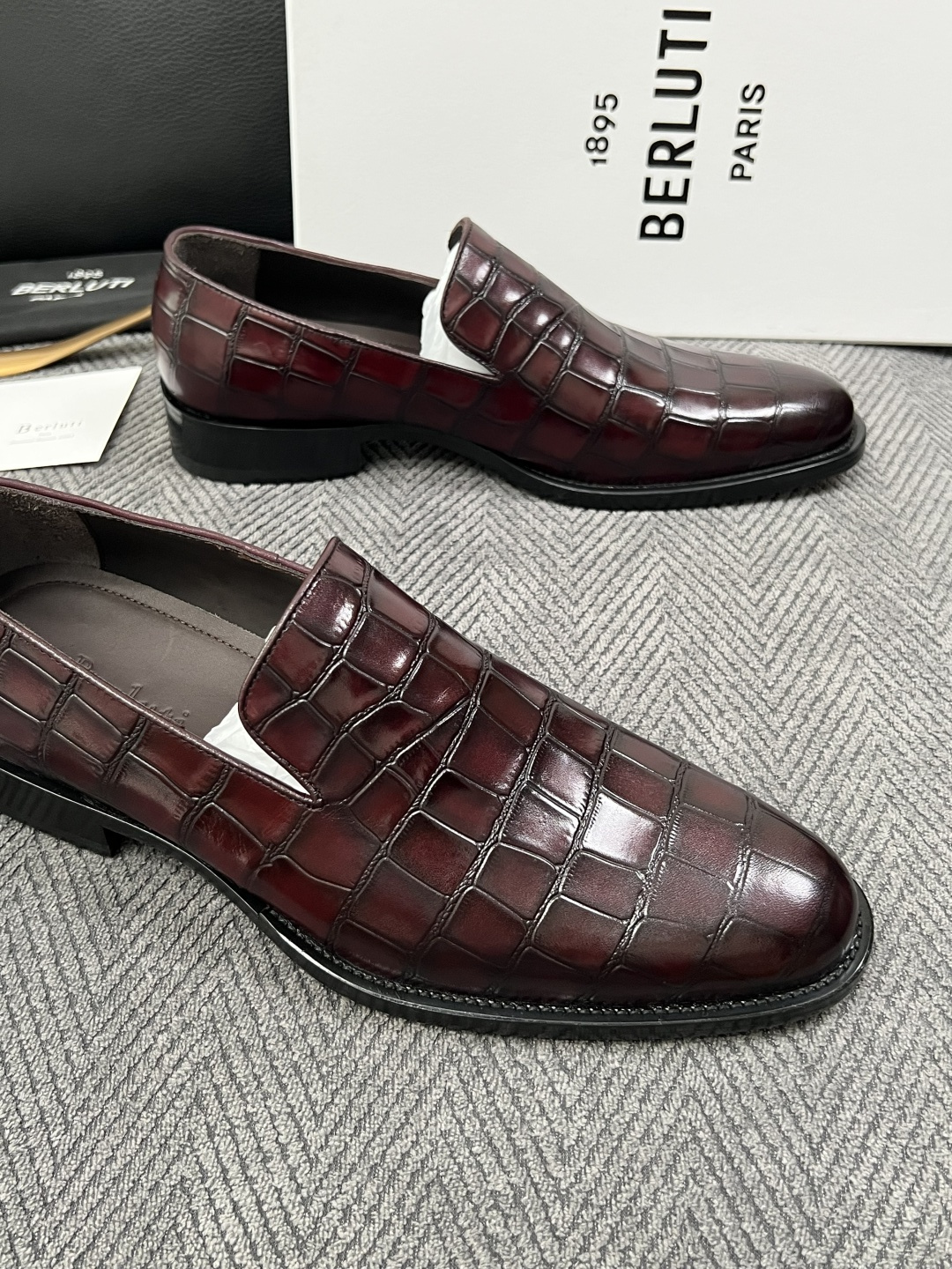 Berluti  高品质  顶级工艺品  布鲁提 专柜同步发售原厂配置，意大利进口牛皮面料，全进口水染牛皮里垫，鞋底：原