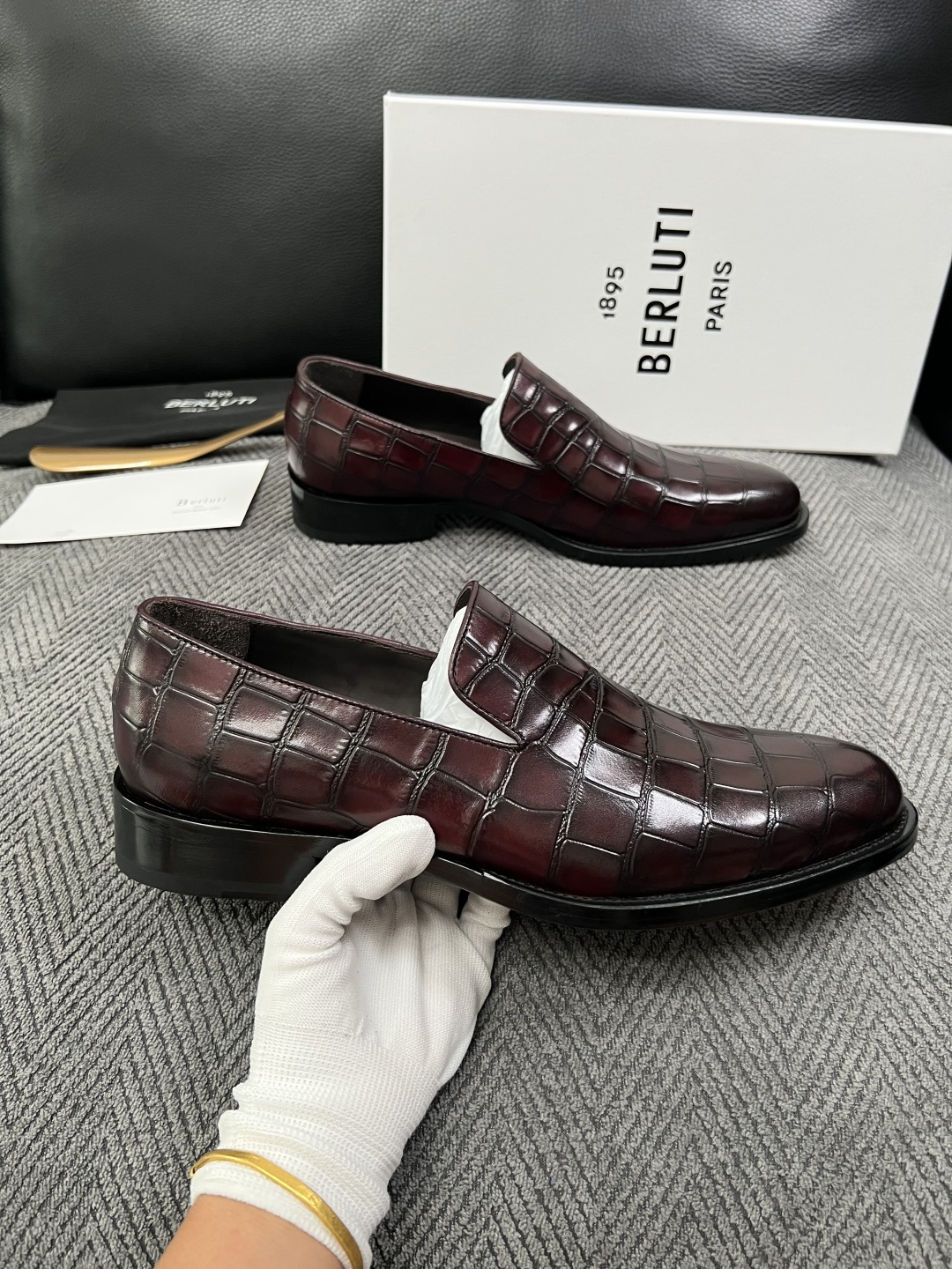 Berluti  高品质  顶级工艺品  布鲁提 专柜同步发售原厂配置，意大利进口牛皮面料，全进口水染牛皮里垫，鞋底：原