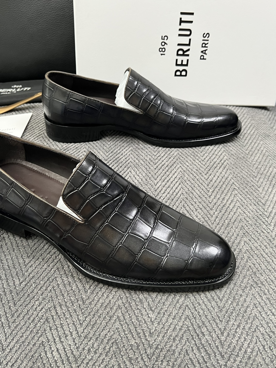 Berluti  高品质  顶级工艺品  布鲁提 专柜同步发售原厂配置，意大利进口牛皮面料，全进口水染牛皮里垫，鞋底：原