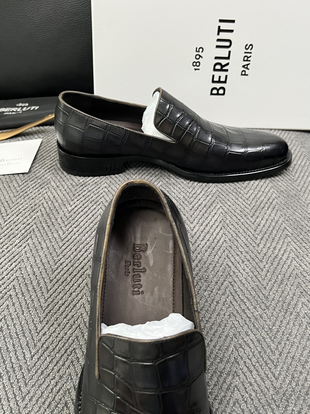 Berluti  高品质  顶级工艺品  布鲁提 专柜同步发售原厂配置，意大利进口牛皮面料，全进口水染牛皮里垫，鞋底：原