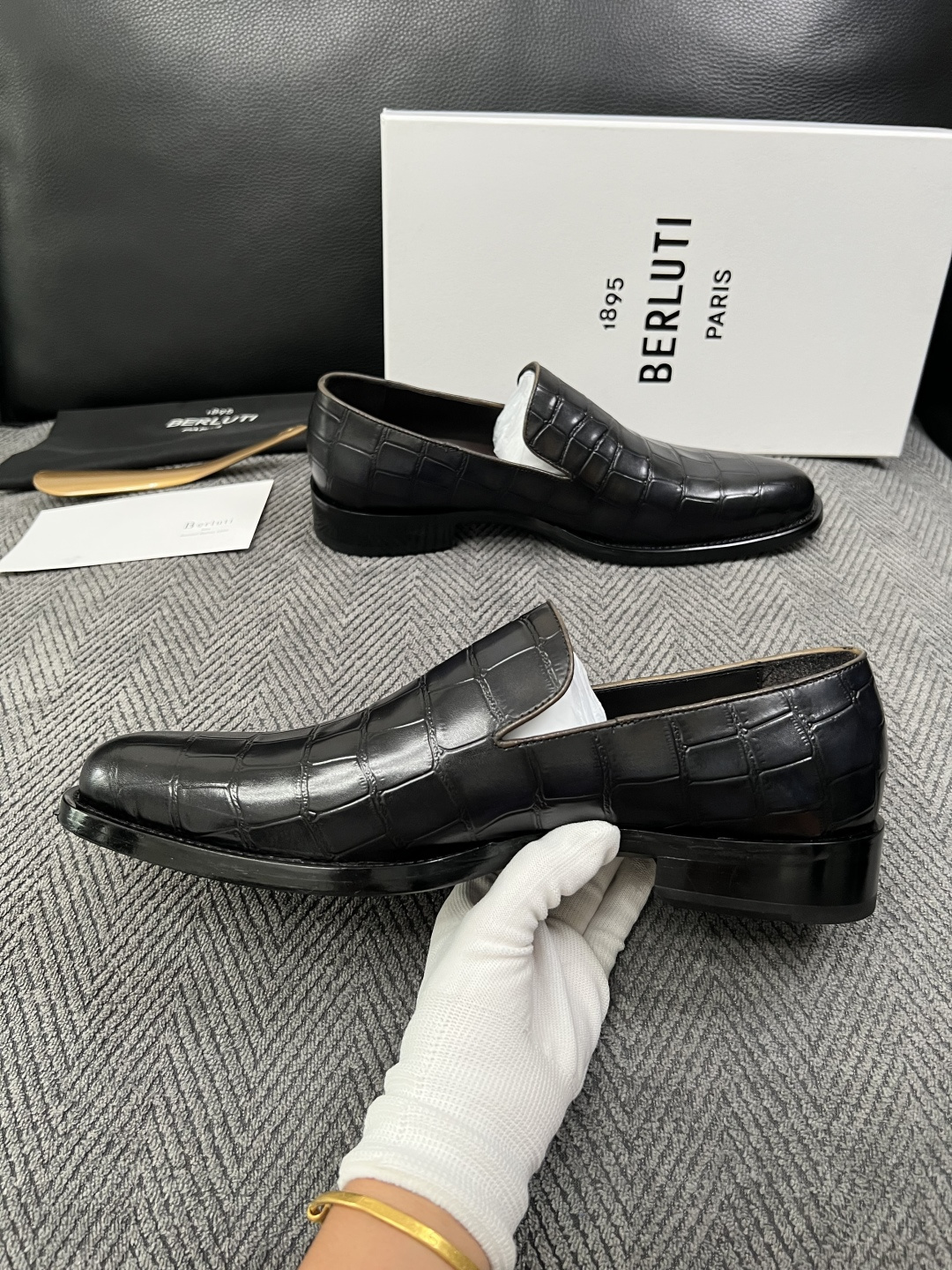 Berluti  高品质  顶级工艺品  布鲁提 专柜同步发售原厂配置，意大利进口牛皮面料，全进口水染牛皮里垫，鞋底：原