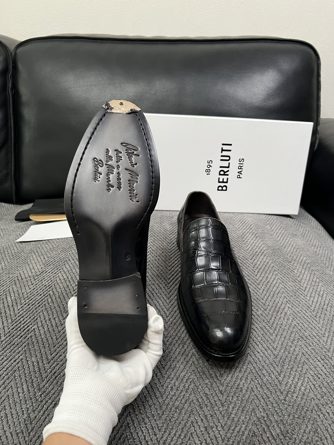 Berluti  高品质  顶级工艺品  布鲁提 专柜同步发售原厂配置，意大利进口牛皮面料，全进口水染牛皮里垫，鞋底：原