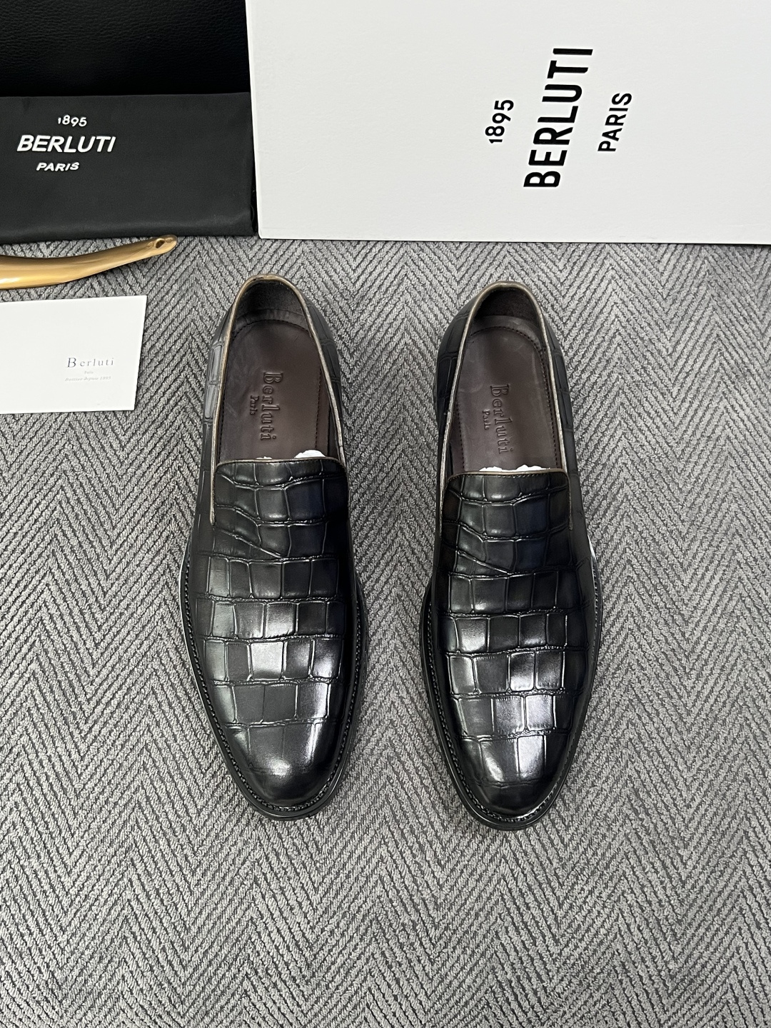 Berluti  高品质  顶级工艺品  布鲁提 专柜同步发售原厂配置，意大利进口牛皮面料，全进口水染牛皮里垫，鞋底：原