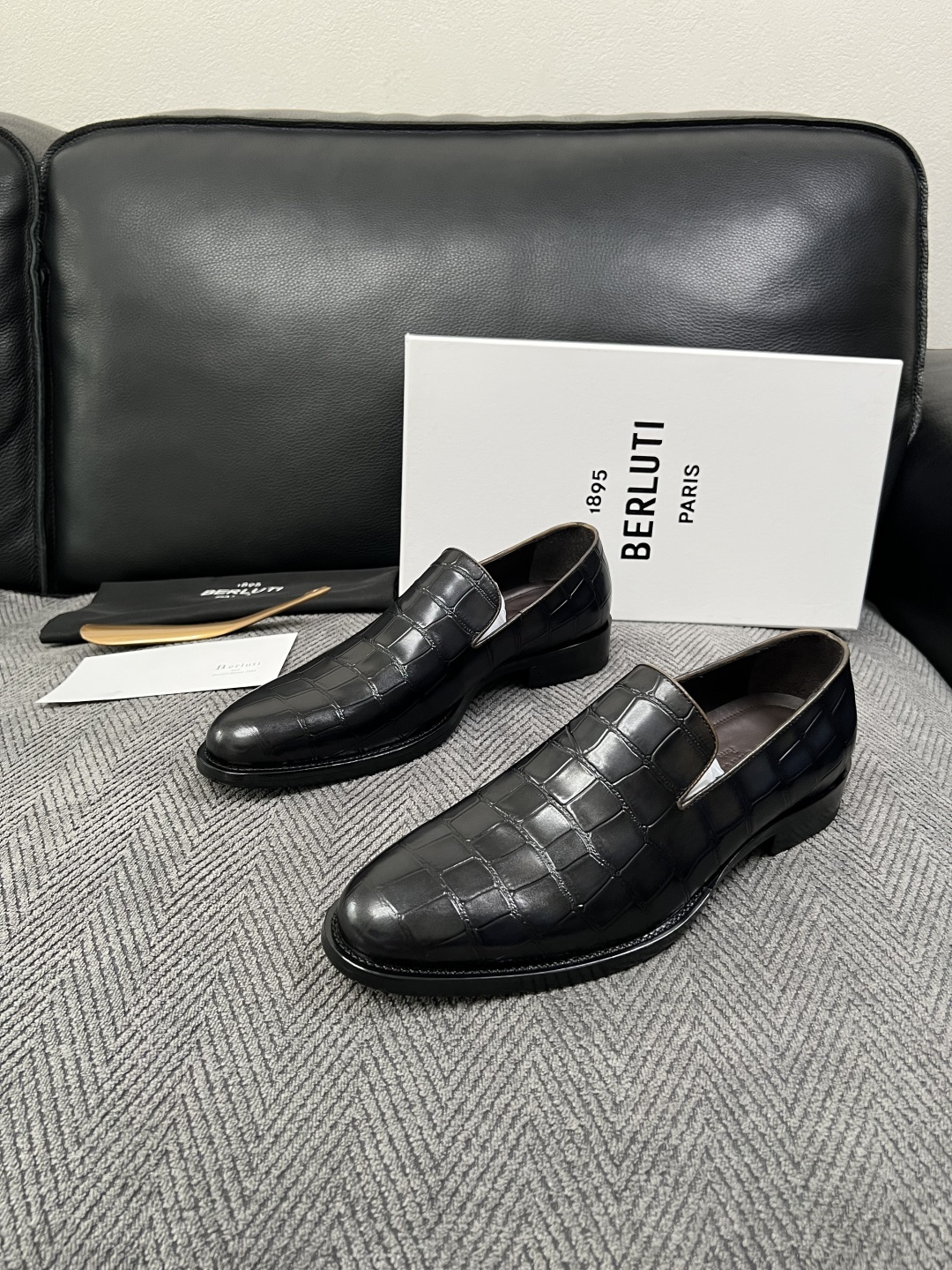 Berluti  高品质  顶级工艺品  布鲁提 专柜同步发售原厂配置，意大利进口牛皮面料，全进口水染牛皮里垫，鞋底：原
