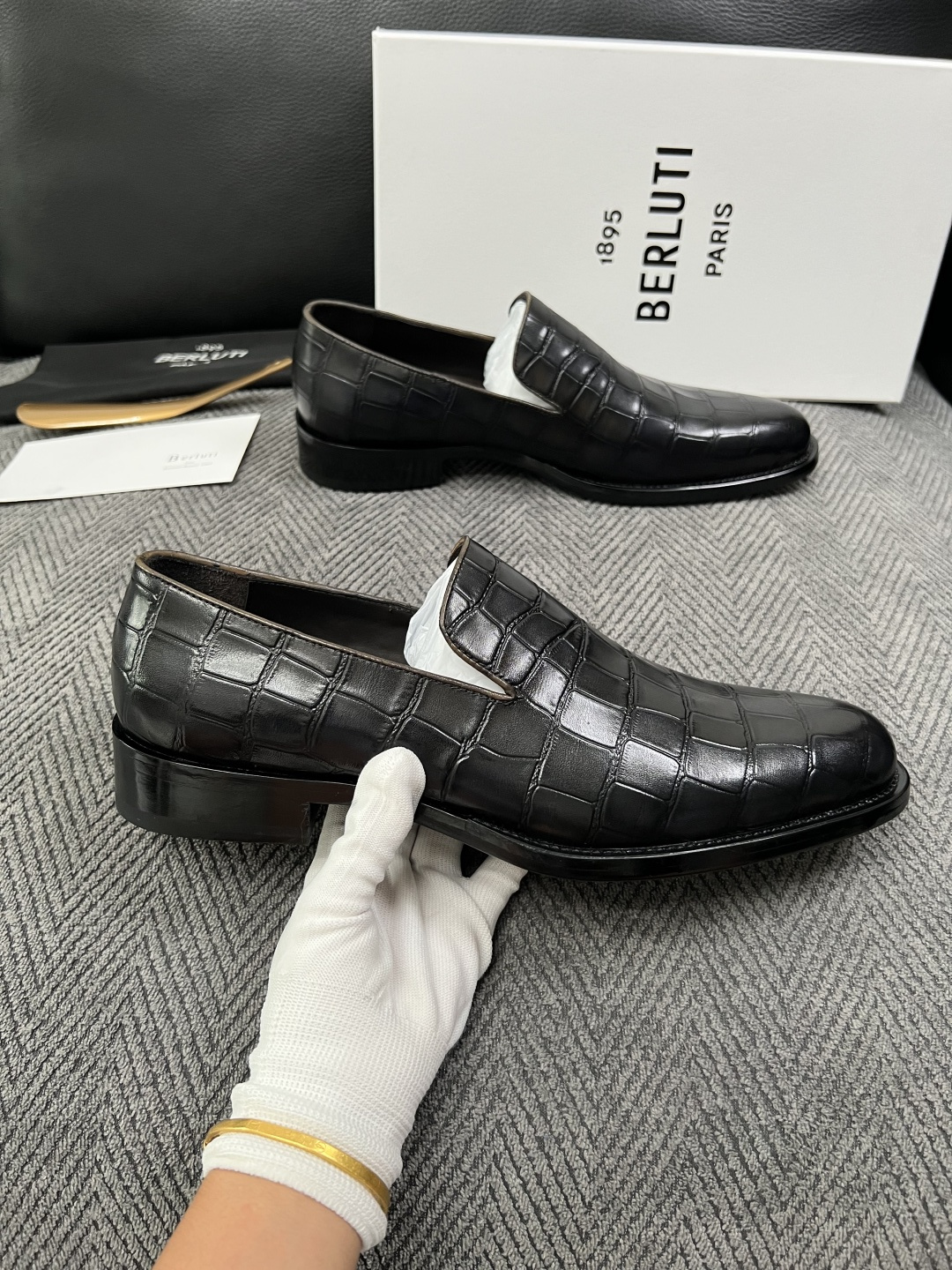 Berluti  高品质  顶级工艺品  布鲁提 专柜同步发售原厂配置，意大利进口牛皮面料，全进口水染牛皮里垫，鞋底：原