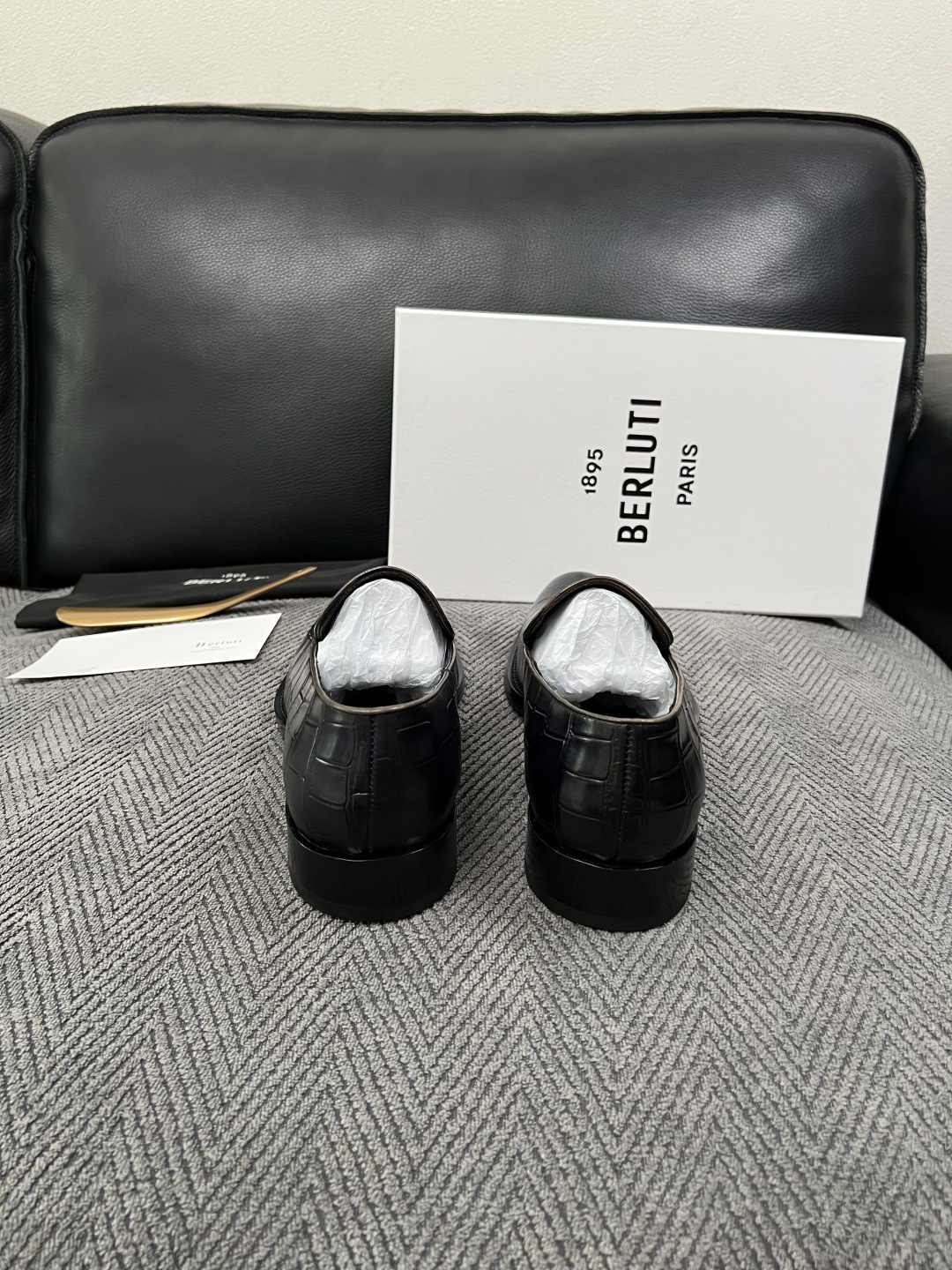 Berluti  高品质  顶级工艺品  布鲁提 专柜同步发售原厂配置，意大利进口牛皮面料，全进口水染牛皮里垫，鞋底：原