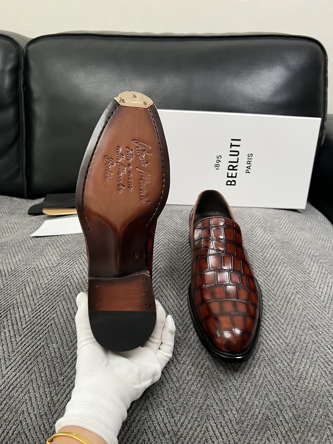 Berluti  高品质  顶级工艺品  布鲁提 专柜同步发售原厂配置，意大利进口牛皮面料，全进口水染牛皮里垫，鞋底：原