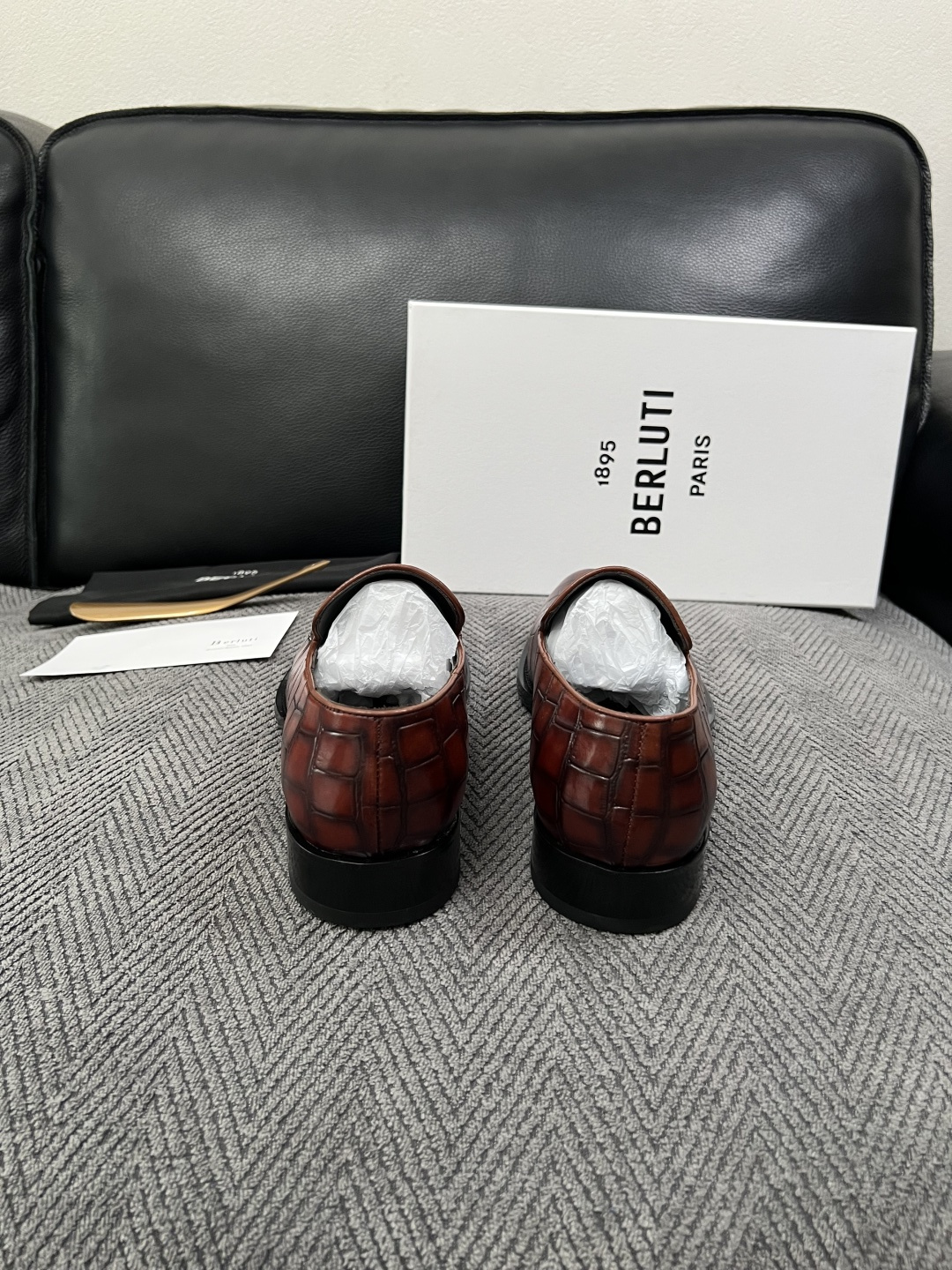 Berluti  高品质  顶级工艺品  布鲁提 专柜同步发售原厂配置，意大利进口牛皮面料，全进口水染牛皮里垫，鞋底：原