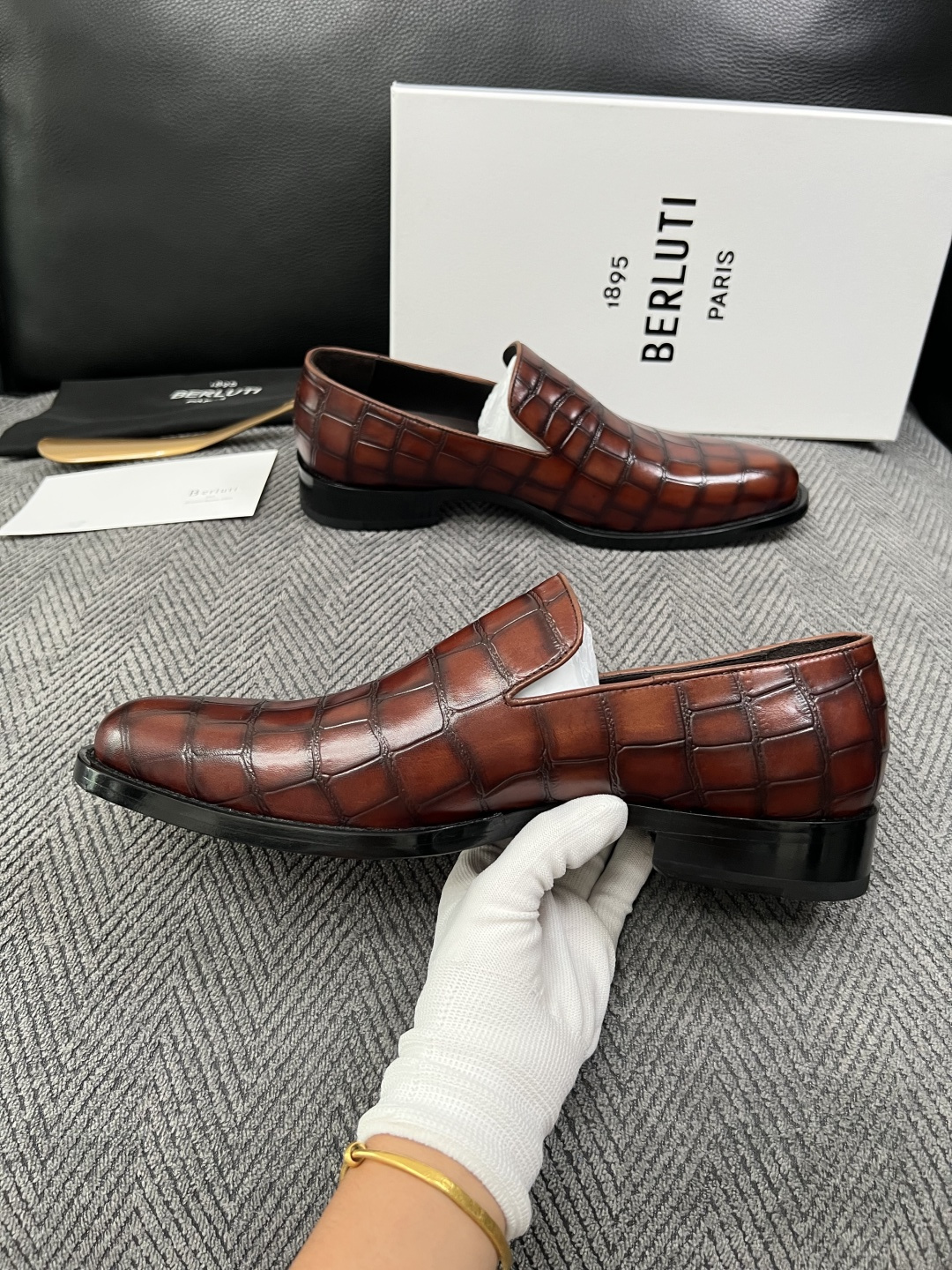 Berluti  高品质  顶级工艺品  布鲁提 专柜同步发售原厂配置，意大利进口牛皮面料，全进口水染牛皮里垫，鞋底：原