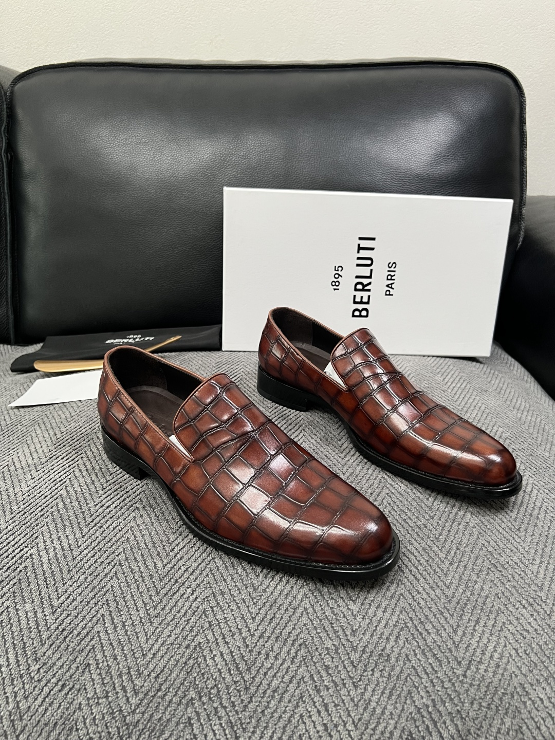 Berluti 高品质 顶级工艺品 布鲁提 专柜同步发售原厂配置,意大利进口牛皮面料,全进口水染牛皮里垫,鞋底:原 Berluti 高品质 顶级工艺品 布鲁提 专柜同步发售原厂配置,意大利进口牛皮面料,全进口水染牛皮里垫,鞋底:原