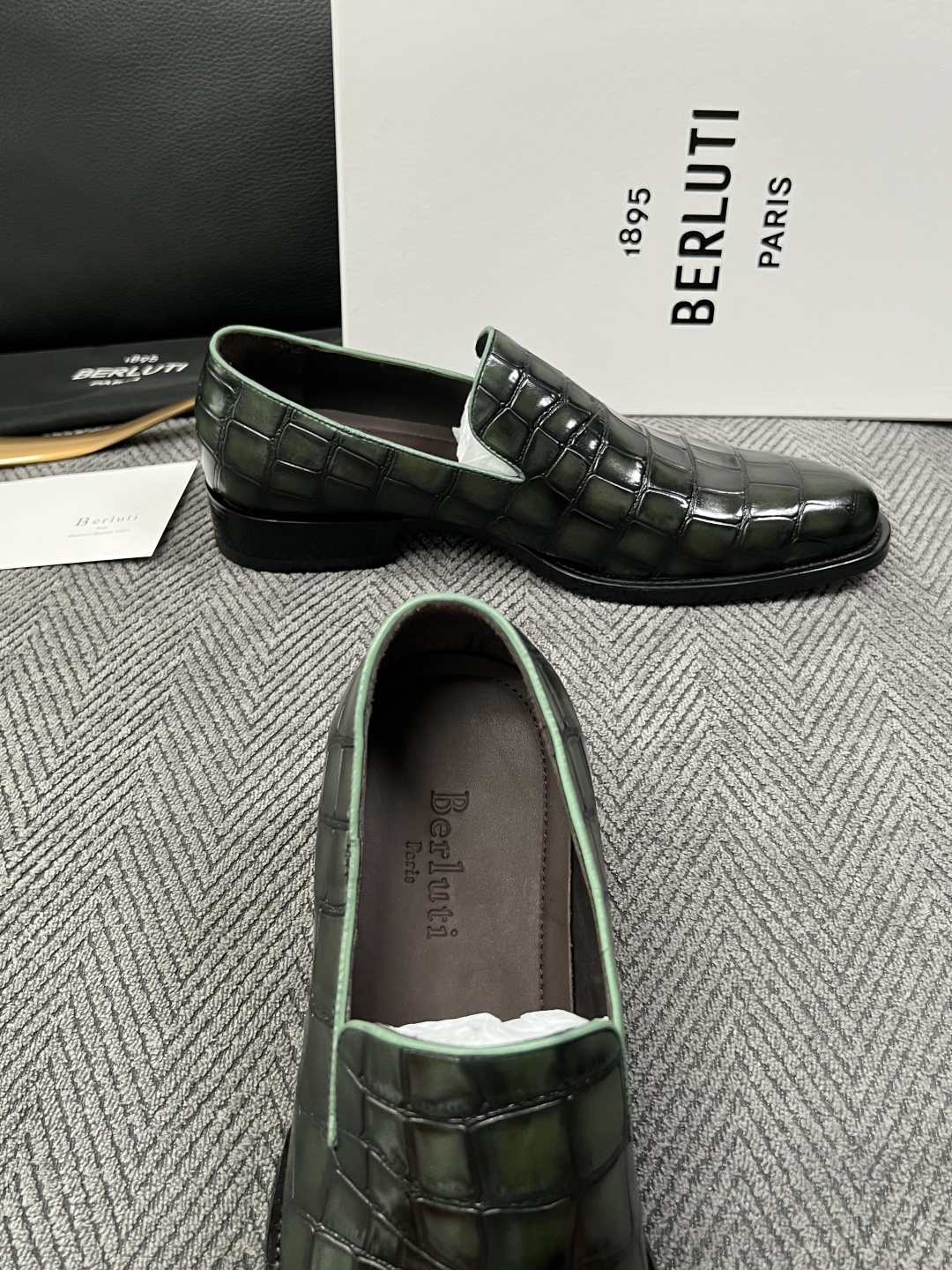 Berluti  高品质  顶级工艺品  布鲁提 专柜同步发售原厂配置，意大利进口牛皮面料，全进口水染牛皮里垫，鞋底：原