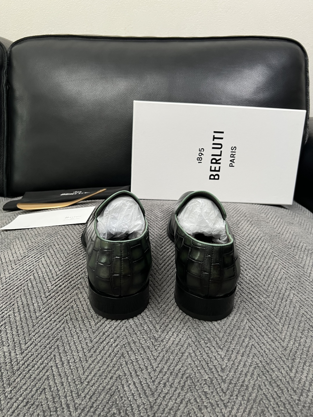 Berluti  高品质  顶级工艺品  布鲁提 专柜同步发售原厂配置，意大利进口牛皮面料，全进口水染牛皮里垫，鞋底：原