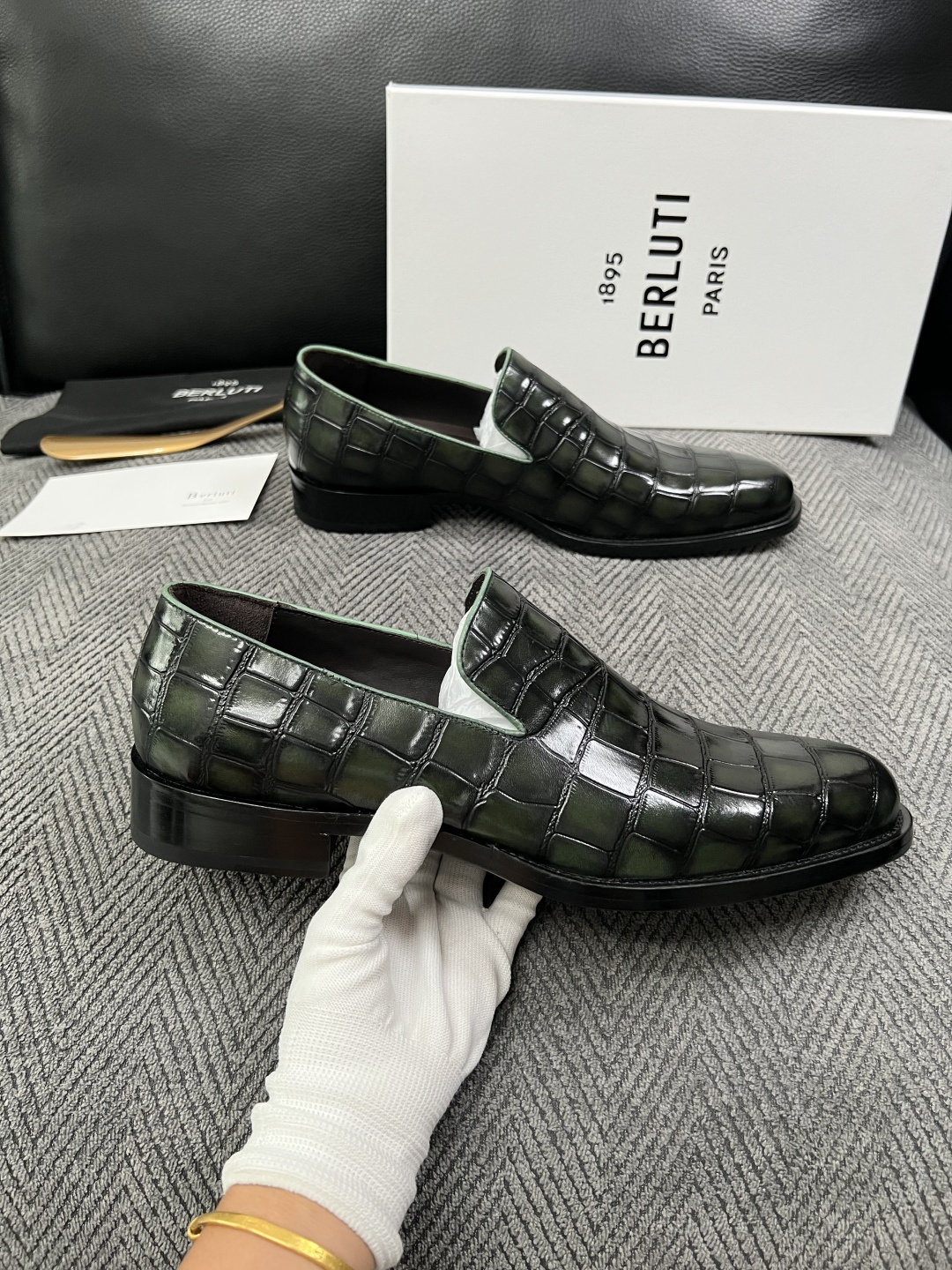 Berluti  高品质  顶级工艺品  布鲁提 专柜同步发售原厂配置，意大利进口牛皮面料，全进口水染牛皮里垫，鞋底：原