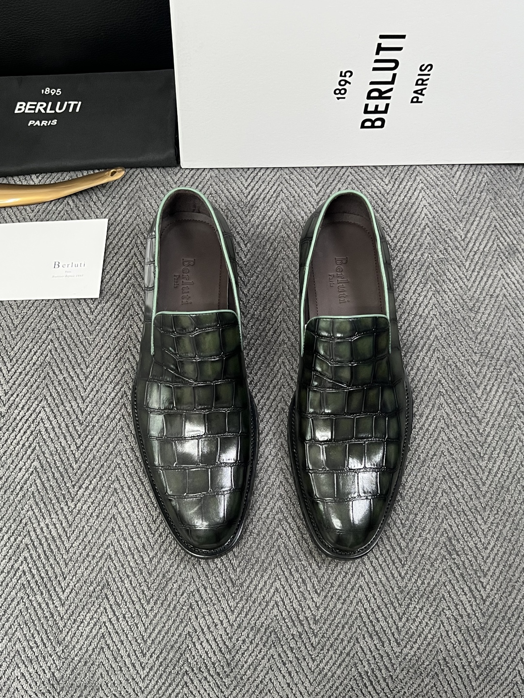 Berluti  高品质  顶级工艺品  布鲁提 专柜同步发售原厂配置，意大利进口牛皮面料，全进口水染牛皮里垫，鞋底：原