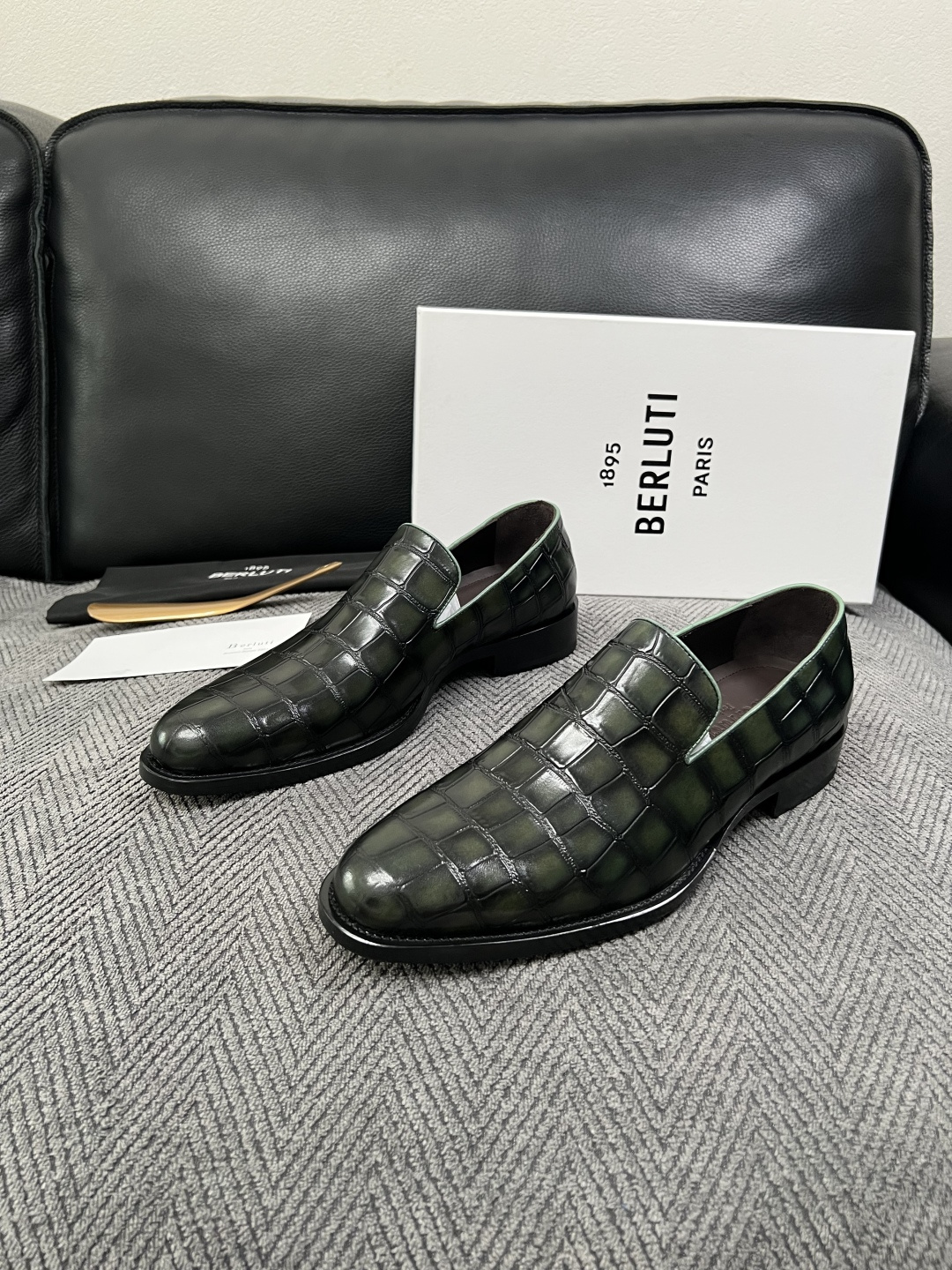 Berluti  高品质  顶级工艺品  布鲁提 专柜同步发售原厂配置，意大利进口牛皮面料，全进口水染牛皮里垫，鞋底：原