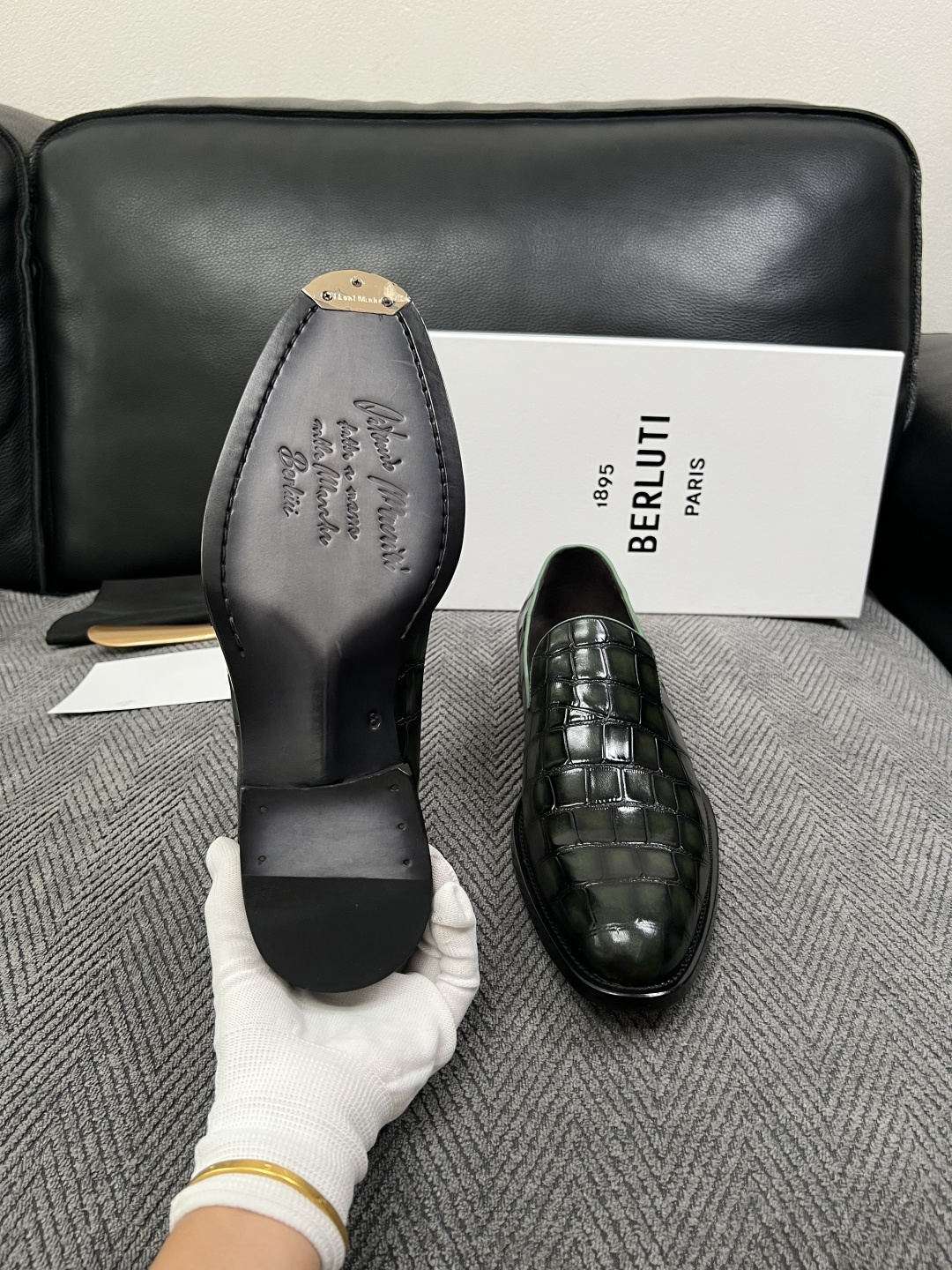 Berluti  高品质  顶级工艺品  布鲁提 专柜同步发售原厂配置，意大利进口牛皮面料，全进口水染牛皮里垫，鞋底：原