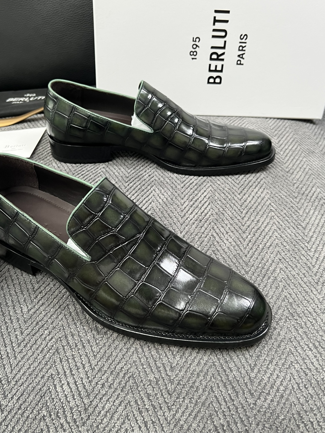Berluti  高品质  顶级工艺品  布鲁提 专柜同步发售原厂配置，意大利进口牛皮面料，全进口水染牛皮里垫，鞋底：原