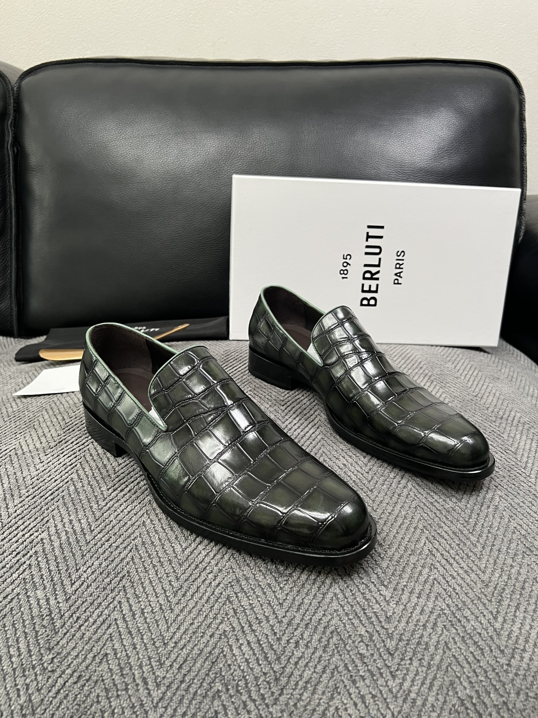 Berluti 高品质 顶级工艺品 布鲁提 专柜同步发售原厂配置,意大利进口牛皮面料,全进口水染牛皮里垫,鞋底:原 Berluti 高品质 顶级工艺品 布鲁提 专柜同步发售原厂配置,意大利进口牛皮面料,全进口水染牛皮里垫,鞋底:原