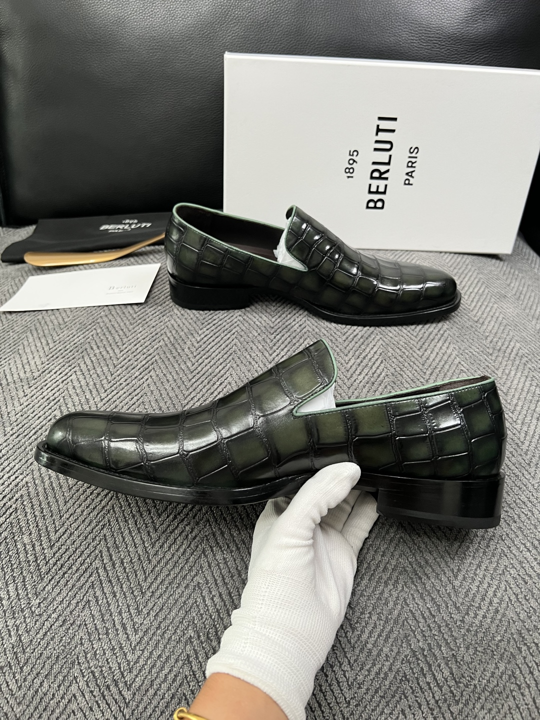 Berluti  高品质  顶级工艺品  布鲁提 专柜同步发售原厂配置，意大利进口牛皮面料，全进口水染牛皮里垫，鞋底：原
