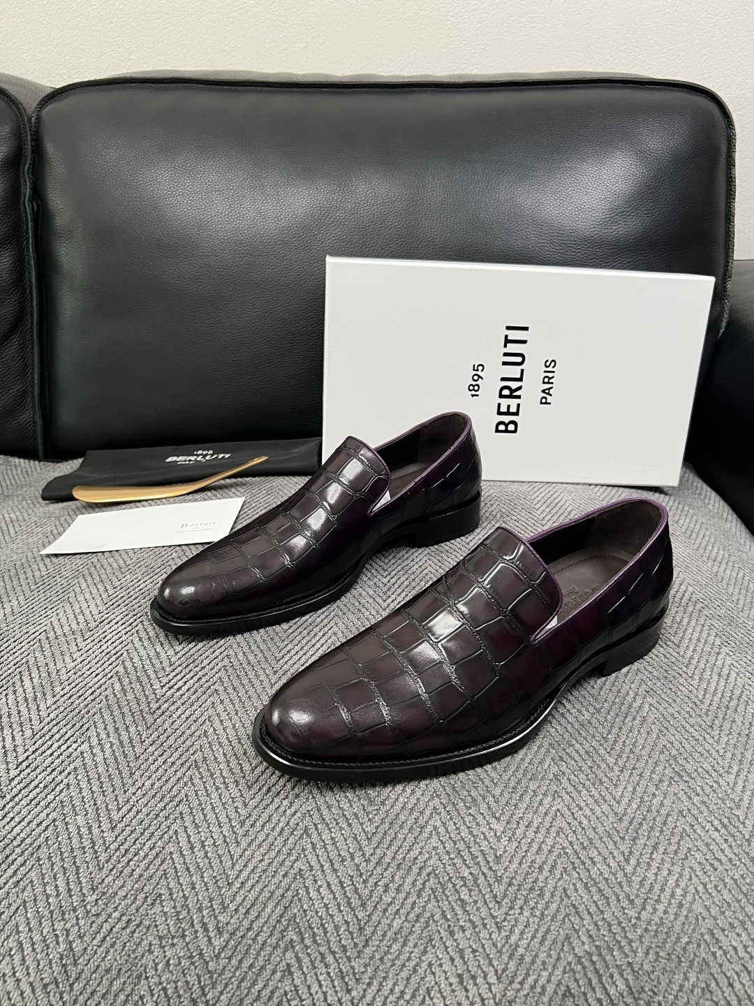 Berluti  高品质  顶级工艺品  布鲁提 专柜同步发售原厂配置，意大利进口牛皮面料，全进口水染牛皮里垫，鞋底：原