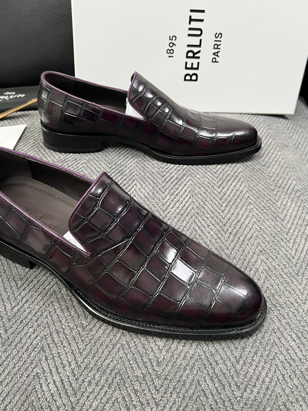 Berluti  高品质  顶级工艺品  布鲁提 专柜同步发售原厂配置，意大利进口牛皮面料，全进口水染牛皮里垫，鞋底：原
