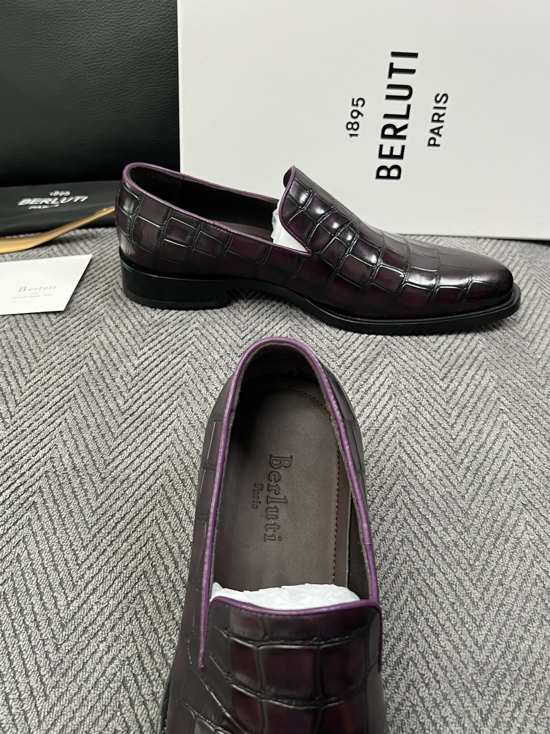 Berluti  高品质  顶级工艺品  布鲁提 专柜同步发售原厂配置，意大利进口牛皮面料，全进口水染牛皮里垫，鞋底：原