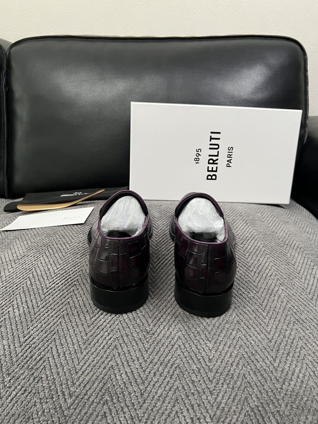 Berluti  高品质  顶级工艺品  布鲁提 专柜同步发售原厂配置，意大利进口牛皮面料，全进口水染牛皮里垫，鞋底：原