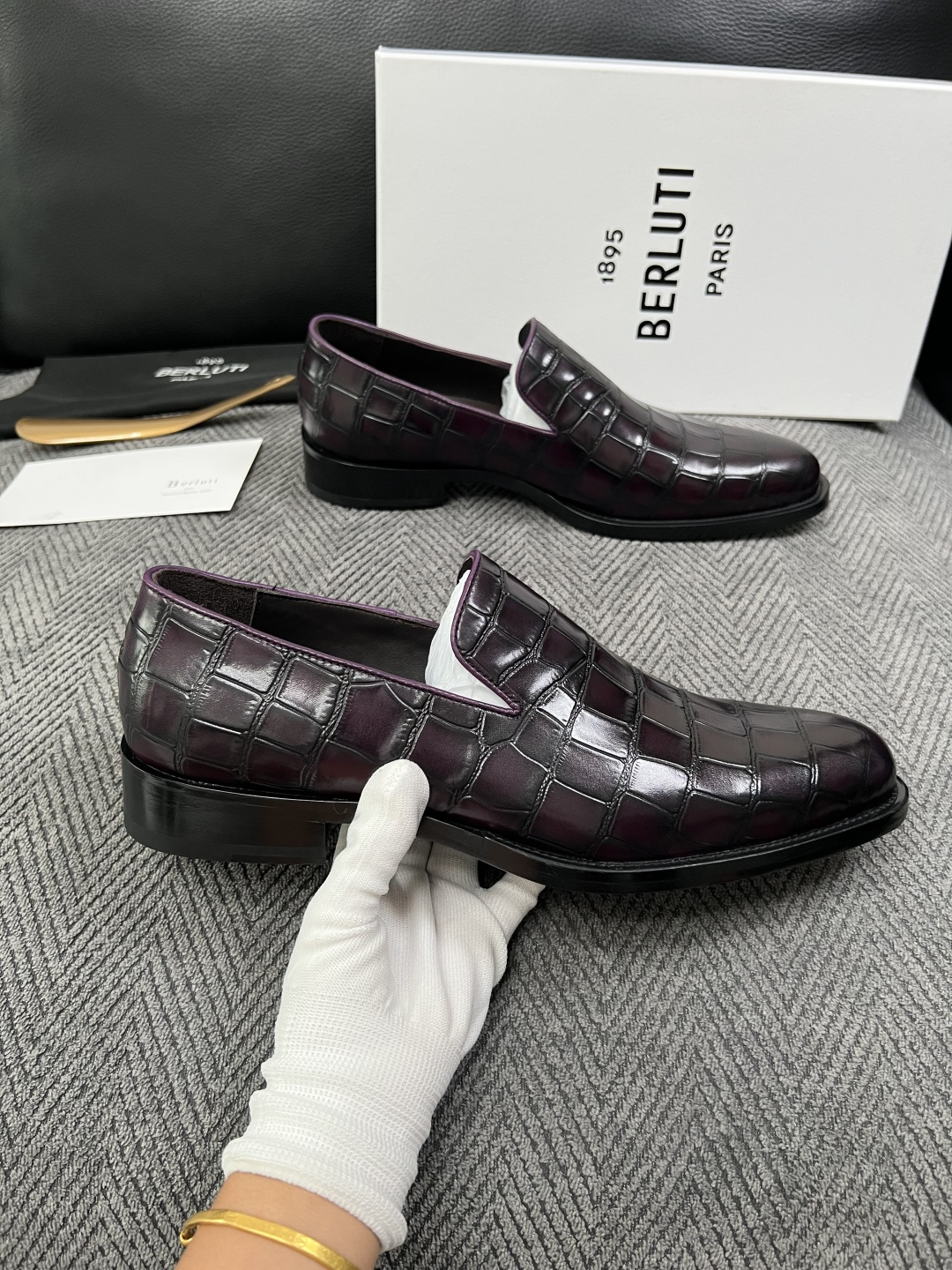 Berluti  高品质  顶级工艺品  布鲁提 专柜同步发售原厂配置，意大利进口牛皮面料，全进口水染牛皮里垫，鞋底：原